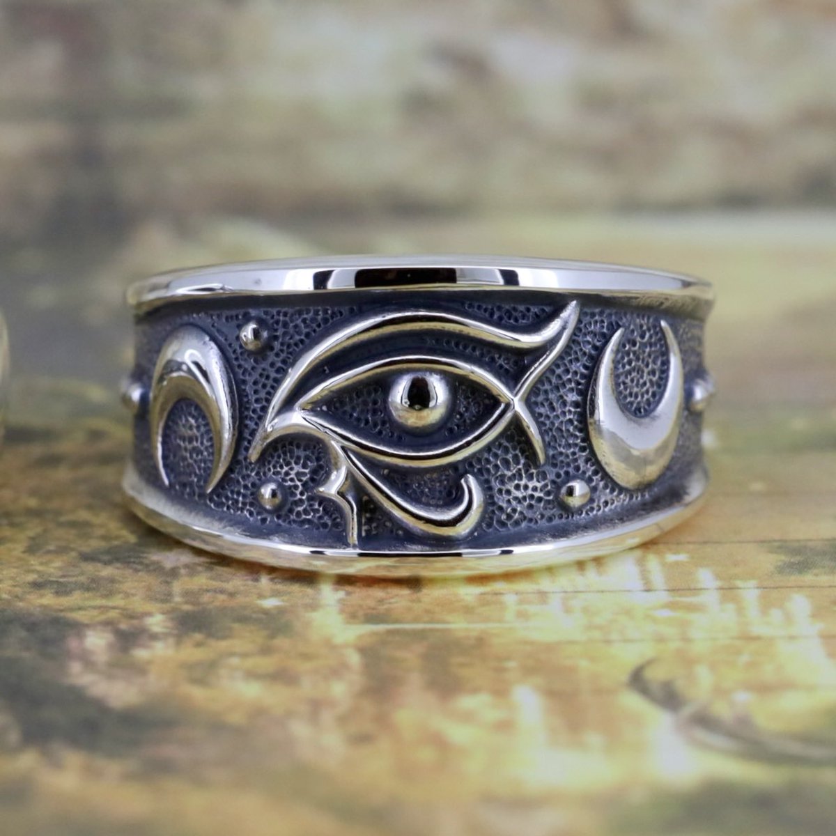 crvll's tweet photo. 👁 ホルスの目 ― Eye of Horus Ring

古代エジプトをモチーフにした「AMULET OF PHARAOH」シリーズ。

今回のモチーフは、守護や再生、癒しの象徴として知られる「ホルスの目」。

夜空を思わせる深い表情の中にホルスの目を配置し、月を思わせるモチーフと燻し仕上げで、静かで神秘的な雰囲気に仕上げました。

力強い「ラーの目」とはまた違う、静かに見守るような一本です。

#ホルスの目 #シルバーリング #エジプト神話 #オリジナルアクセサリー #Caravella