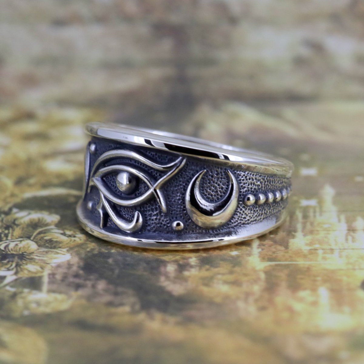 crvll's tweet photo. 👁 ホルスの目 ― Eye of Horus Ring

古代エジプトをモチーフにした「AMULET OF PHARAOH」シリーズ。

今回のモチーフは、守護や再生、癒しの象徴として知られる「ホルスの目」。

夜空を思わせる深い表情の中にホルスの目を配置し、月を思わせるモチーフと燻し仕上げで、静かで神秘的な雰囲気に仕上げました。

力強い「ラーの目」とはまた違う、静かに見守るような一本です。

#ホルスの目 #シルバーリング #エジプト神話 #オリジナルアクセサリー #Caravella