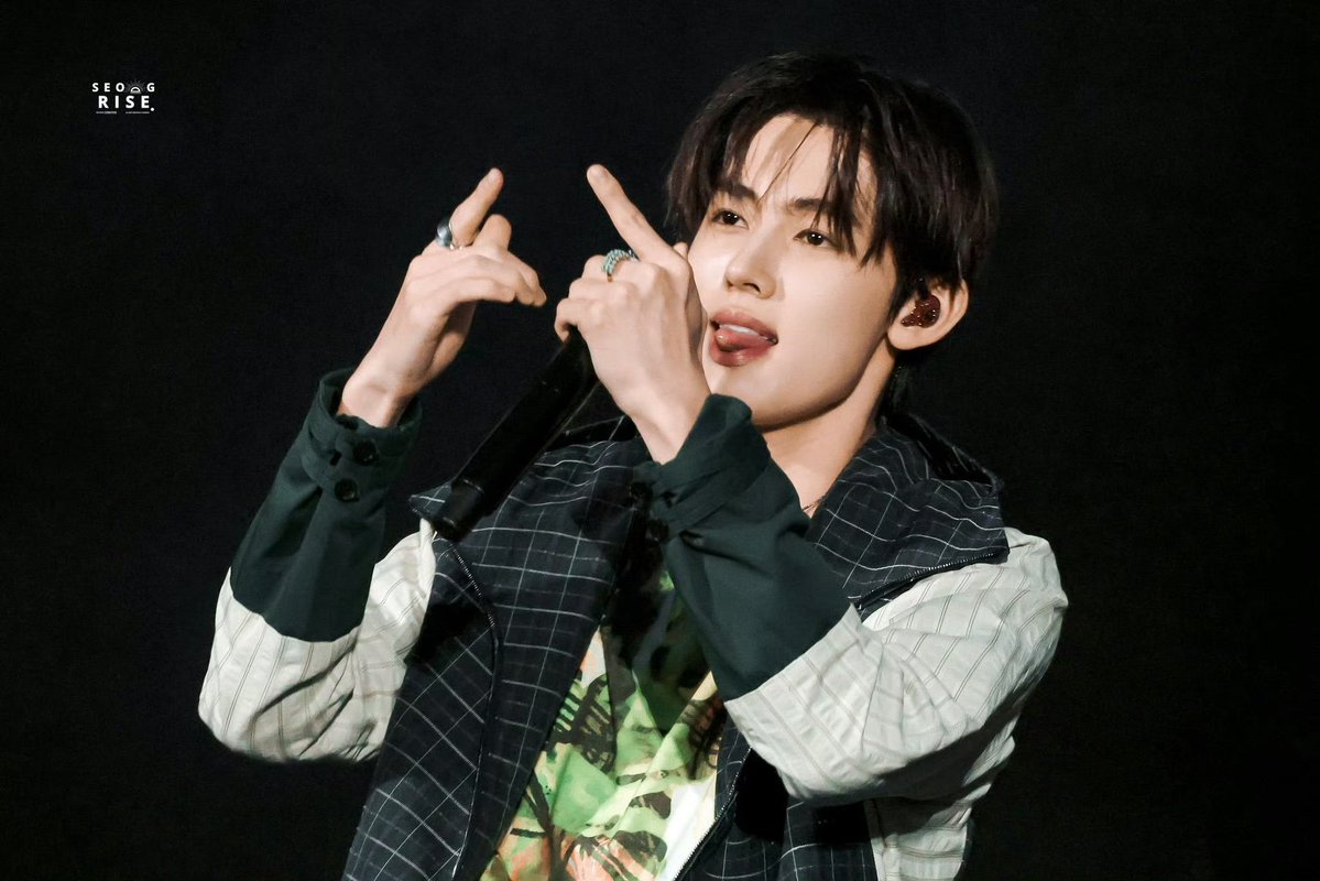 annywgfb's tweet photo. @Hyeonville When Seonghyeon steps up as MC, his bright‑smiling EOMUSE lights up the venue, EOMPACT draws every eye, and EOMSEAN shapes this wonderful brand‑new chapter for him.

MC EOM TAKES OVER

#SEONGHYEONonAir
#ソンヒョン大活躍
#SEONGHYEON #성현 https://t.co/JGOOXo01FD