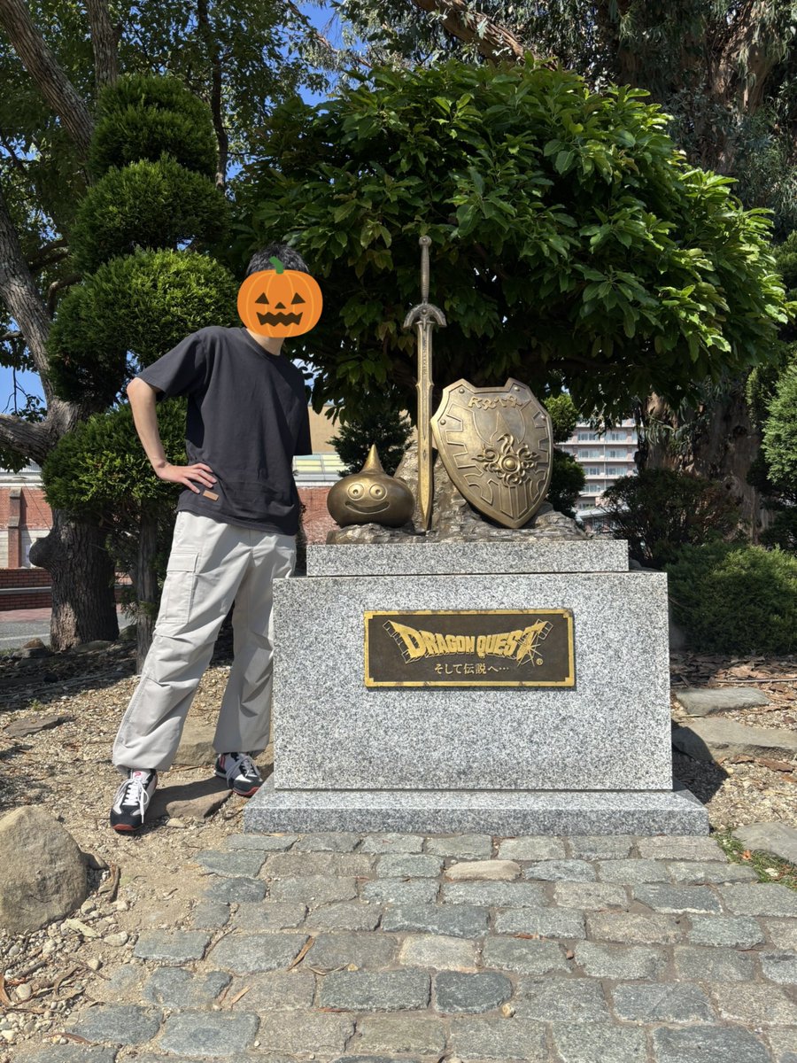 SMABC2's tweet photo. ドラクエ生みの親の地元に銅像があるらしいから場所を店員さんに尋ねたら
店員「あー大したもんじゃないですけど...あちら側にあります」って軽く下げてきて笑った、流石に観光地に置いていい人材じゃない笑
普通に世界樹モチーフの木もあるし凄かった https://t.co/tQAqby0APA