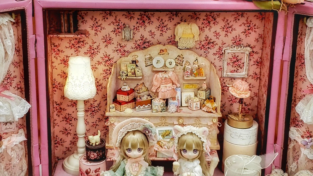 LiliLL_LiLL's tweet photo. ショコラーラちゃん(嬉しい受注✨)見てたけど、背景のトランク内もとっても素敵でした💓
100均の照明にレース付けるだけでアクセントになって可愛いですね✨

アンティークローズ、カルトナージュ、ロココ匂うシャビィ調とか大好きです💓 https://t.co/FP30LcYkmh