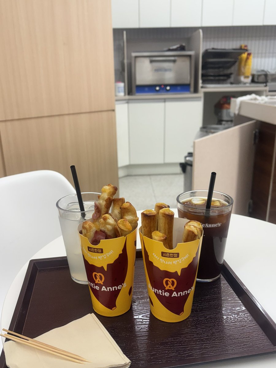 218malu's tweet photo. このプレッツェル食べるために韓国来たと言っても過言ではない
さつまいも×チーズ×ベーコンは反則
😭🇰🇷
韓国来た人、これ絶対食べて。 https://t.co/gMZDeCZTYi