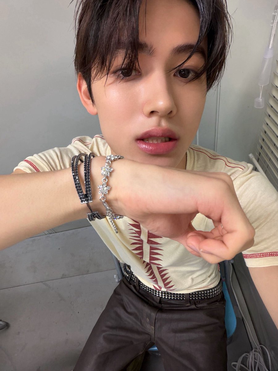 f035bn's tweet photo. @Seonghyeon_CN @Hyeonville Seonghyeon’s MC role shows his range, EOMUSE in tiny details, EOMPACT in confident lines, and EOMSEAN color turning this into another high point.

MC EOM TAKES OVER

#SEONGHYEONonAir
#ソンヒョン大活躍
#SEONGHYEON #성현 https://t.co/NQOrpuGncB