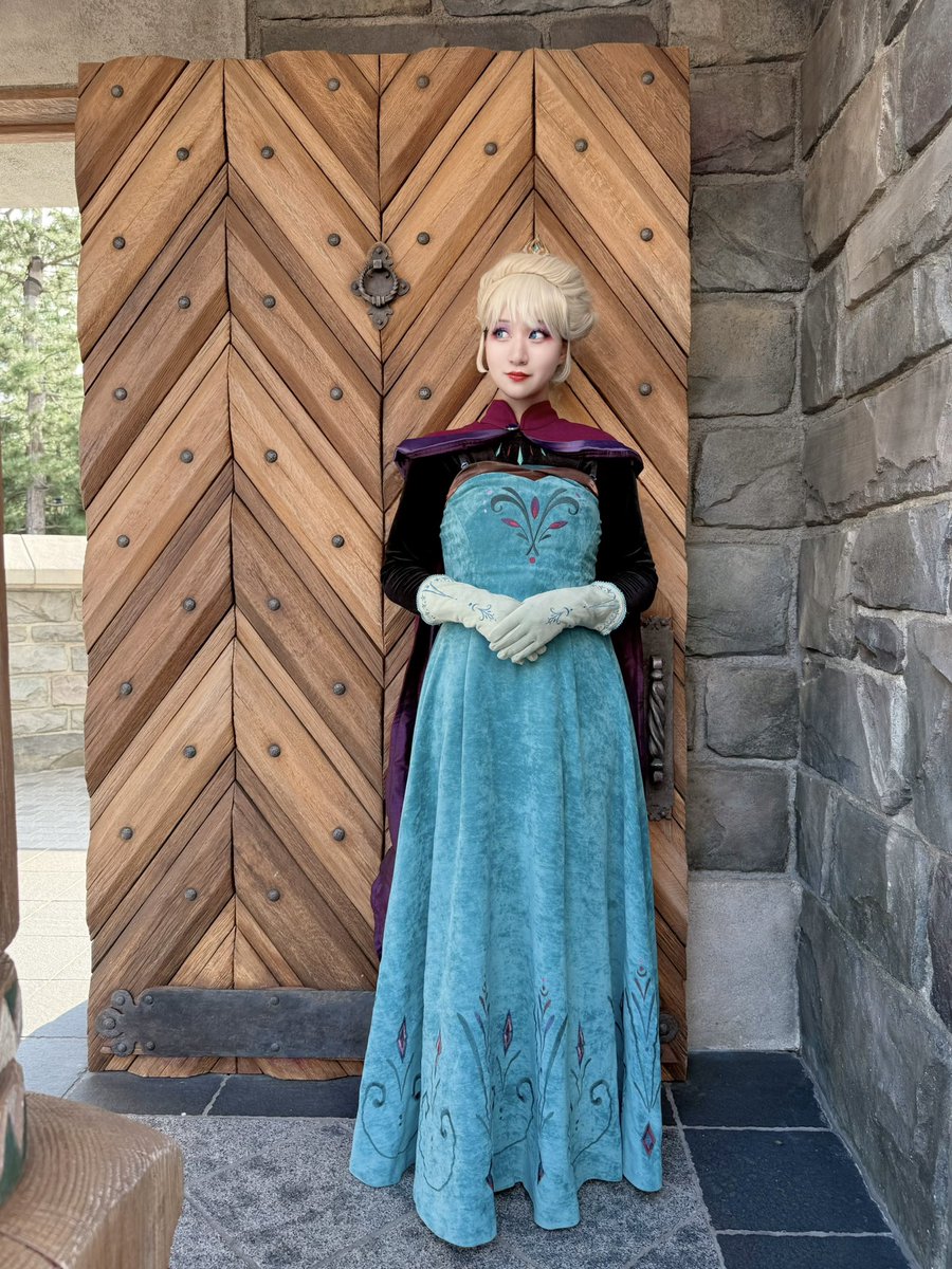 yamaco____aco's tweet photo. います❄️途中で着替えました #dハロ2026 #dハロ仮装2026 #エルサ仮装 https://t.co/bdOrJG1qG9