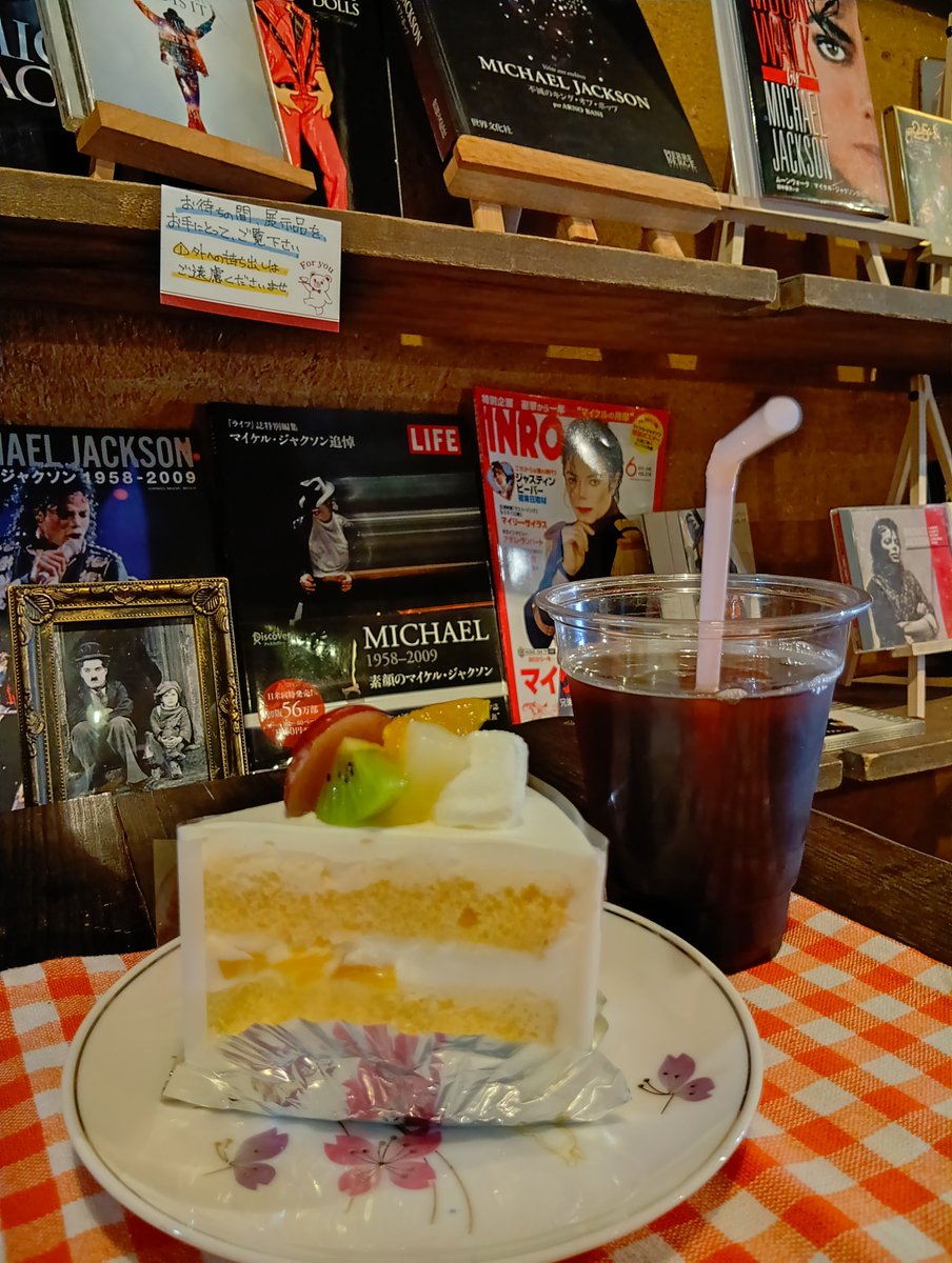 ykkr_iaho0923's tweet photo. 長崎でマイケル・ジャクソンカフェをしてるのですが
今日ご来店された家族連れのお客様の奥様が、昔ハウステンボスで着ぐるみの仕事をしていて、着ぐるみ越しにマイケルとハグと握手をしたと言う方が来られて
文字通り横転

その方曰くマイケルは指も細くて、超小顔で、小柄な方だった。
とのこと https://t.co/U6o4QIrJqf
