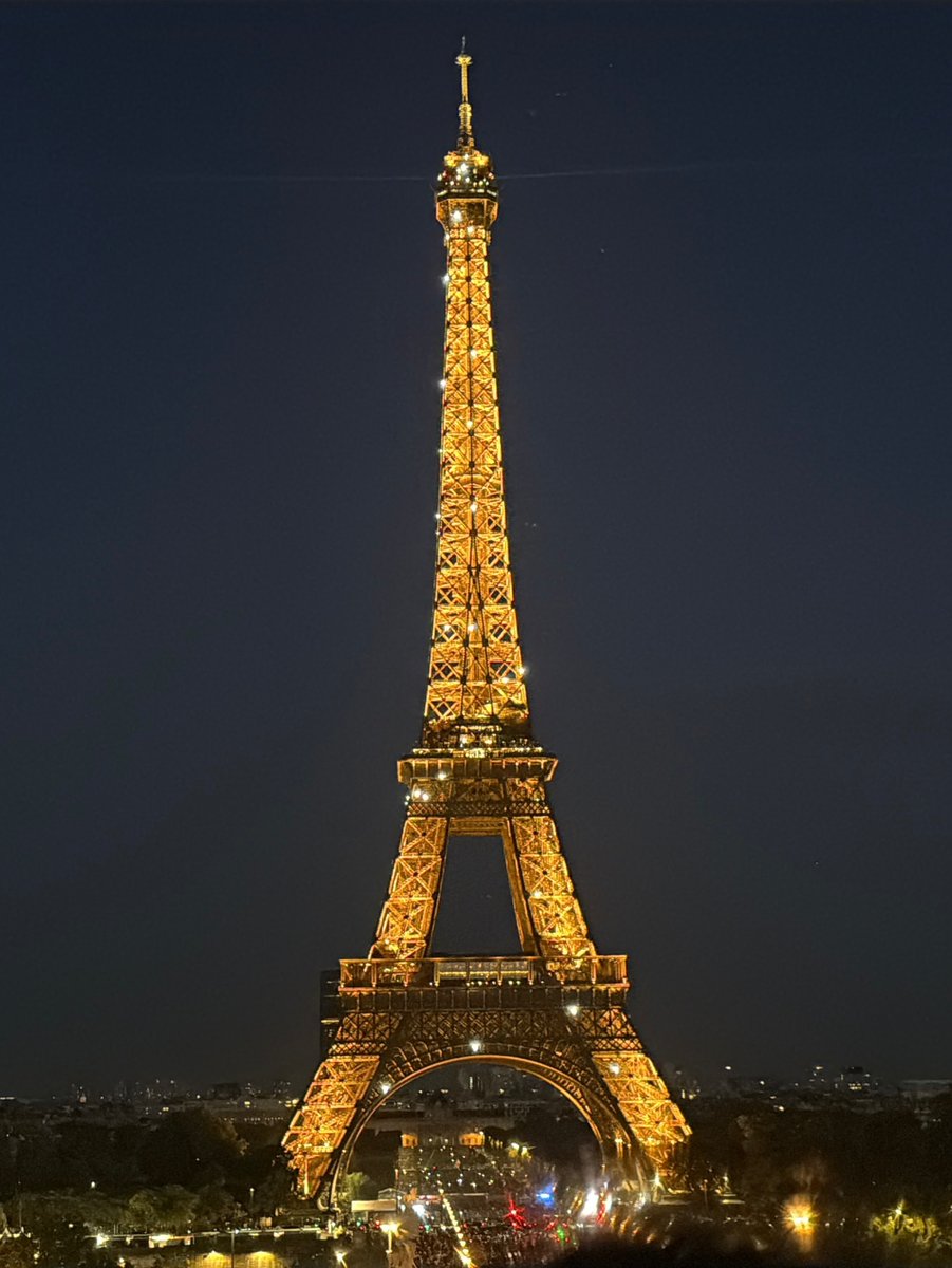 ClarkStucke's tweet photo. Paris memories before I forget

Simple outfit selfie 
Cute Eiffel Tower and my Paris accommodation 
The Eiffel Tower lighting up at 10 p. m. My heart felt so warm 
This is why Paris is called the city of romance 
I usually drink red wine, but in https://t.co/oqxl9qzDmq