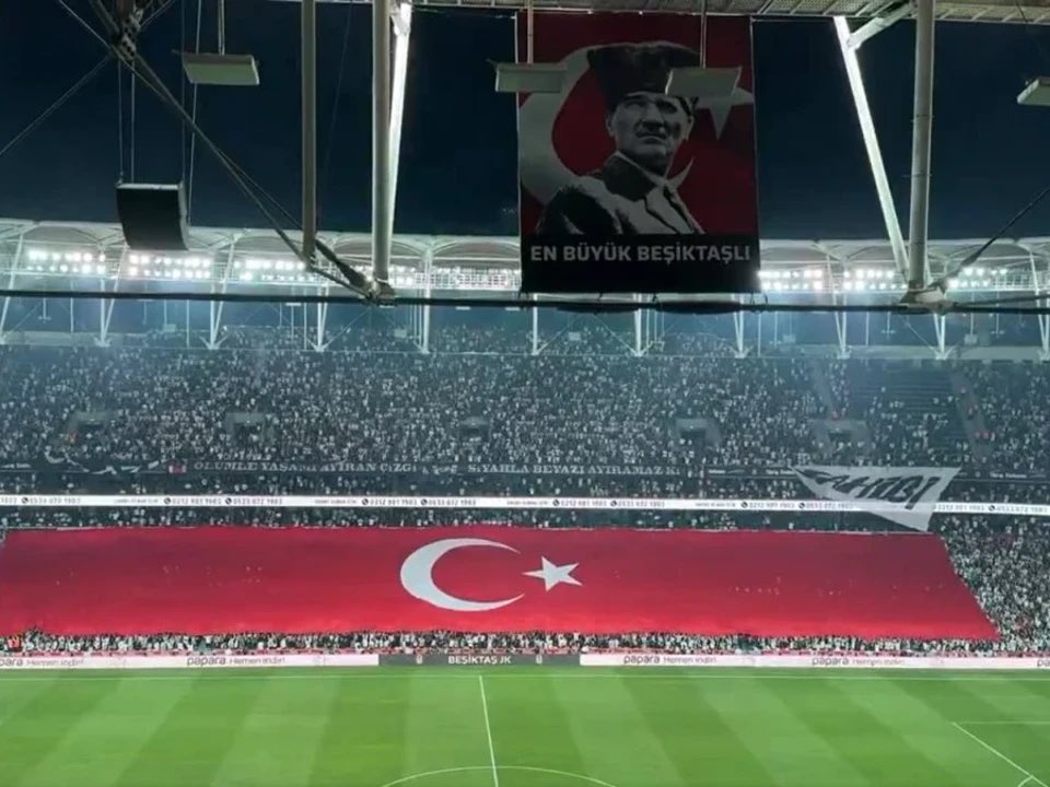 TOzyedierler's tweet photo. @UltrasTurkish Çok fırsatçısınız ! Aranızda Her maçta apoya kim sövüyor BJK’den başka? Hanginizin armasında HAKEDİLMİŞ TÜRK bayrağı var? Hangi takım savaşta şehit verdi? Hangi takımın rengi savaş nedeniyle değişti? Hanginiz milli takım yerine sahaya çıktı? Değerlendirin fırsatı küçükler! https://t.co/KyxL5W9t2j