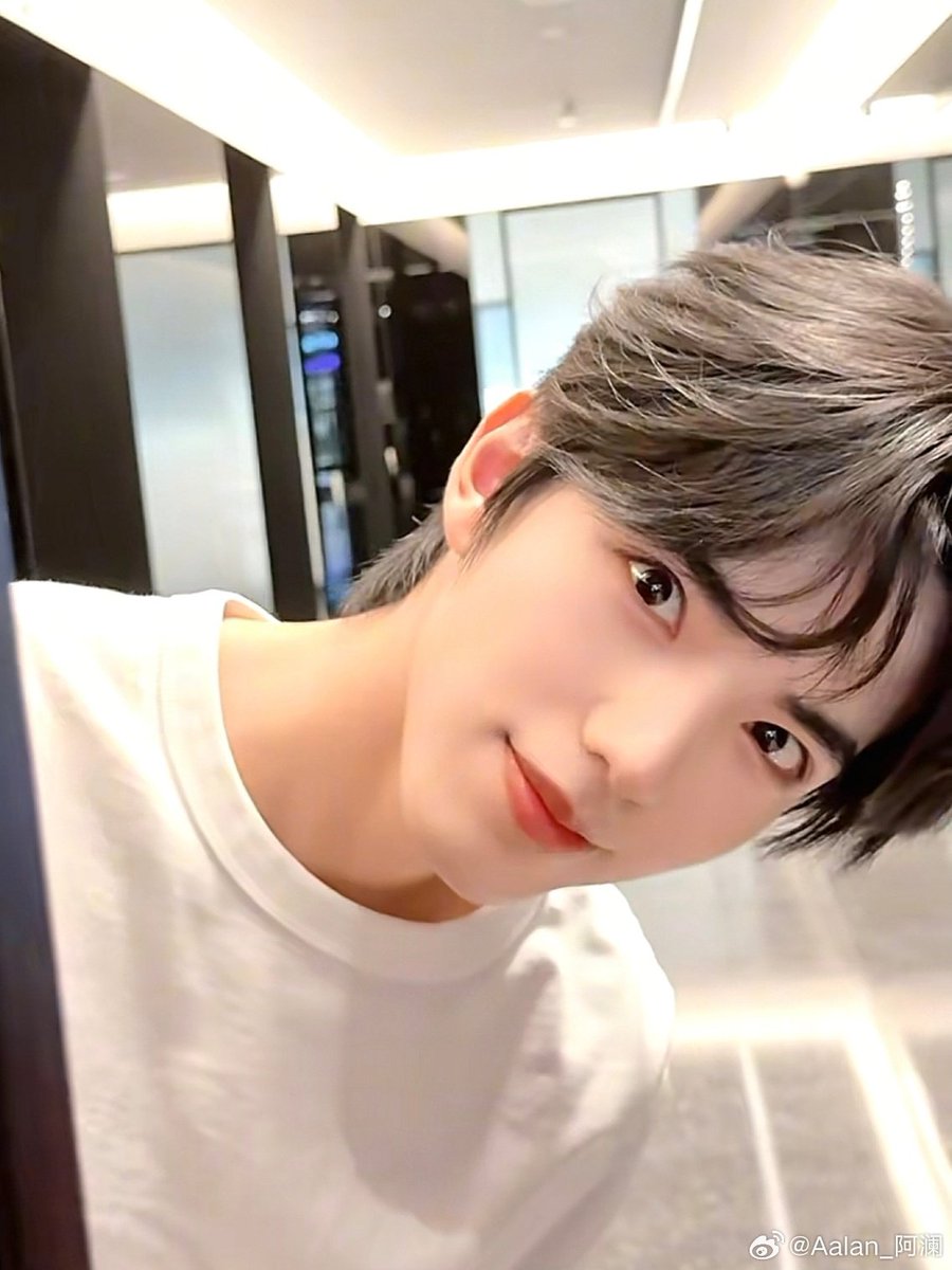 XYSTLEE00's tweet photo. Practicing at his bf's agency, taking photos with his bf, making videos for Douyin, livestreaming with his bf, and even showing off his couple ring at his boyfriend's agency too.

​YOU'RE INSANE FOR THIS, YUANYUAN. Literally Du Hua's son-in-law fr 😭🤣 https://t.co/20XqxJVIgL