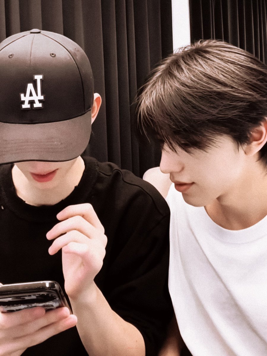 XYSTLEE00's tweet photo. Practicing at his bf's agency, taking photos with his bf, making videos for Douyin, livestreaming with his bf, and even showing off his couple ring at his boyfriend's agency too.

​YOU'RE INSANE FOR THIS, YUANYUAN. Literally Du Hua's son-in-law fr 😭🤣 https://t.co/20XqxJVIgL