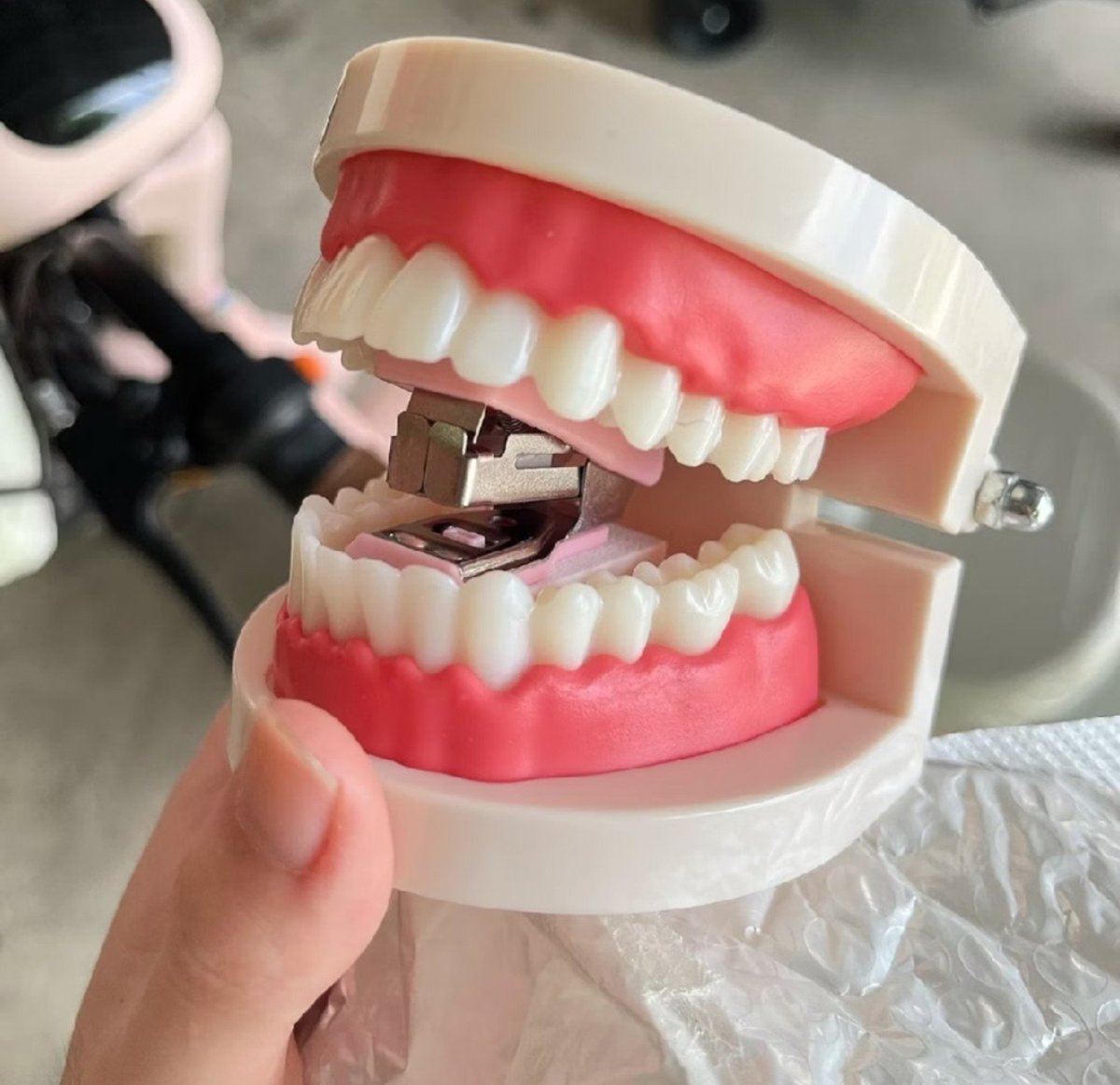 FitriaFitr4281's tweet photo. Jangan salah fokus sama bentuknya 😭🙏
INI BUKAN GIGI PALSU NENEK WOI 😭🤣
ini staples, tapi desainnya bikin orang sekantor auto speechless wk

ternyata bentuknya emang SE-RANDOM INI 😭 https://t.co/aUn2iMogFE https://t.co/W8CnZjDvxd