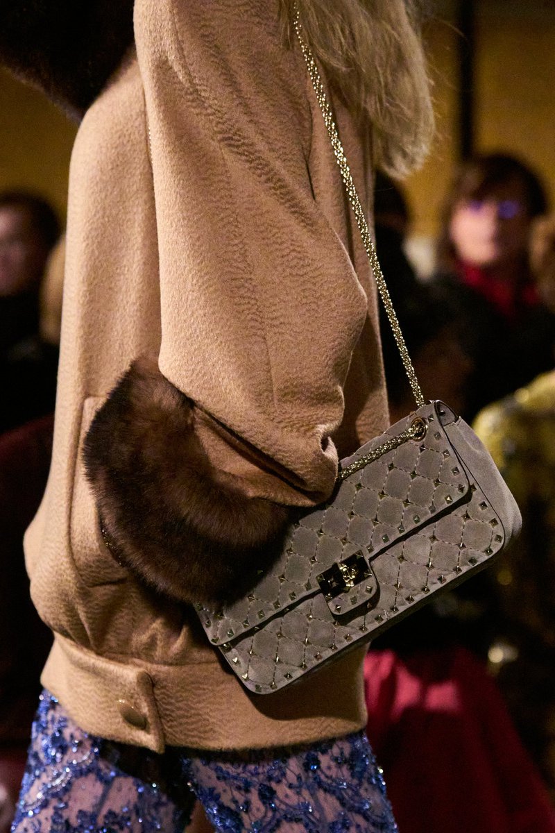 CM2Connect's tweet photo. MAISON VALENTINO นำเสนอกระเป๋า VALENTINO GARAVANI ROCKSTUD SPIKE รุ่นใหม่จากคอลเล็กชั่น FALL/WINTER 2026–2027

หนึ่งในกระเป๋าไอคอนิกของเมซงได้รับการตีความใหม่ผ่านสัดส่วนรูปทรงใหม่ รายละเอียดจากมรดกการออกแบบ และการตกแต่งอันเปี่ยมด้วยความงดงามเชิงกวี
เปิดตัวครั้งแรกบนรันเวย์ Valentino Fall/Winter 2016–17 กระเป๋า Valentino Garavani Rockstud Spike ก้าวเข้าสู่บทใหม่ผ่านคอลเล็กชั่น Valentino Interferenze Fall/Winter 2026–27 ภายใต้การสร้างสรรค์ของ โดยผู้อำนวยการฝ่ายสร้างสรรค์ อเลสซานโดร มิเคเล่ (Alessandro Michele) โดยนำหนึ่งในเครื่องประดับอันเป็นเอกลักษณ์ที่สุดของเมซงมาตีความใหม่ ผ่านการปรับเปลี่ยนสัดส่วน การอ้างอิงจากคลังจดหมายเหตุของเมซง และรายละเอียดการตกแต่งอันประณีต

ด้วยซิลูเอตทรงแนวนอนที่ยาวขึ้น Rockstud Spike รุ่นใหม่นี้ยังคงไว้ซึ่งเอกลักษณ์อันโดดเด่น ขณะเดียวกันได้พัฒนาไปสู่รูปแบบที่ประณีตและร่วมสมัยยิ่งขึ้น โดดเด่นด้วยฮาร์ดแวร์อันเป็นซิกเนเจอร์ สายโซ่แบบปรับความยาวได้ และตัวล็อกแบบหมุน ผลิตจากหนังแพะเนื้อนุ่มหรือหนังกลับ พร้อมนำเสนอในเฉดสีที่ครอบคลุมตั้งแต่โทนสีคลาสสิกเหนือกาลเวลา อาทิ สีดำและสีเทาโทนอุ่น ไปจนถึงเฉดสีประจำฤดูกาล เช่น สีส้มไหม้และสีโอ๊ก หมุดสีแพลทินัมอันเป็นไอคอนิกได้รับการติดตั้งด้วยมืออย่างพิถีพิถันในทุกรุ่น สะท้อนถึงความเชี่ยวชาญด้านงานฝีมืออันประณีต ซึ่งเป็นหัวใจสำคัญของดีไซน์ชิ้นนี้

ผสานความแม่นยำเชิงสถาปัตยกรรมเข้ากับความงดงามในเชิงกวี พื้นผิวเย็บลวดลายอันเป็นเอกลักษณ์ของ Rockstud Spike ได้กลายเป็นพื้นที่สำหรับการบรรจบกันระหว่างรหัสมรดกของเมซงและภาษาการออกแบบของ อเลสซานโดร มิเคเล่ (Alessandro Michele) ก่อเกิดเป็นการตีความใหม่ทั้งสองแบบ

ในด้านฝั่งของวงการบันเทิงและผู้นำแฟชั่น เหล่าเซเลบริตี้ระดับโลกต่างร่วมถ่ายทอดเสน่ห์ของรองเท้า นำโดยศิลปินมากความสามารถและแบรนด์แอมบาสเดอร์ประจำเมซงอย่าง เดโคตา จอห์นสัน (Dakota Johnson) และ ฟรีน สโรชา (Freen Sarocha) และเหล่าเซเลบริตี้ระดับโลกอีกมากมาย อาทิ ลิลี่ ไรน์ฮาร์ต (Lili Reinhart) และ วาเนสซา สกาเลรา (Vanessa Scalera)
@maisonvalentino

#ValentinoInterferenze
#ValentinoGaravani
#RockstudSpike