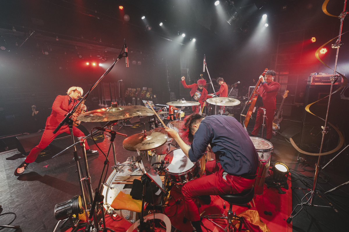 kunito_'s tweet photo. 結成20周年記念ライブ
「#カルメラ成人式」 東京篇
恵比寿 LIQUIDROOM

昨日は緊急YouTubeライブを世界中からご視聴頂き、本当にありがとうございました。

いつだって"ピンチはチャンス"を体現しているこのバンドと、それを支えてくれる皆さんが大好きです。

ちょうど台風で、降ろすシャッターもぶっ壊れてしまったので、開けっぱなしのCalmeraをこれからもよろしくお願いします��

#Calmera #カルメラ
#Calmera20thAnniversary
#きたいくにと #KunitoKitai

Photo by @nagare0313