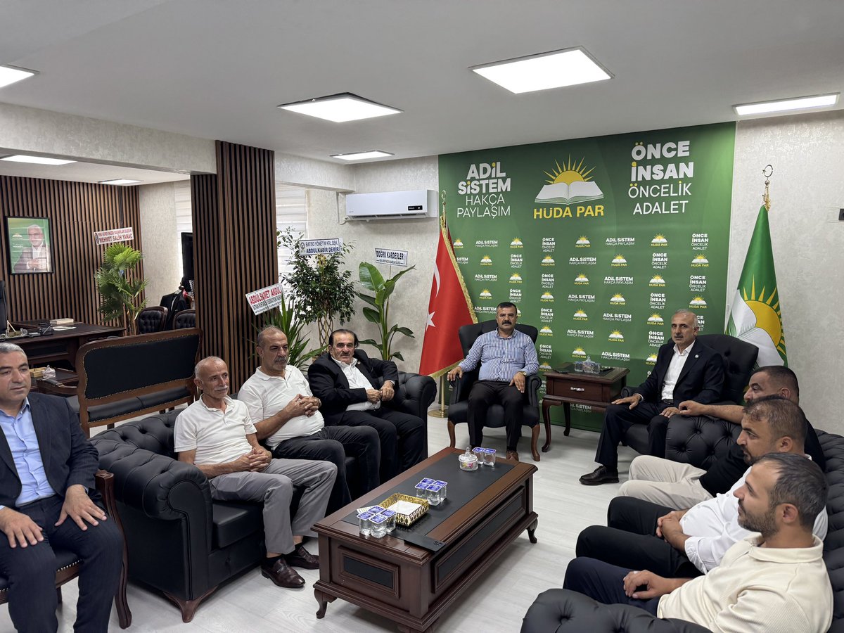 HudaParBatman's tweet photo. Batman Muhtarlar Federasyonu Başkanı Abdülsamet Akgül ve beraberindeki mahalle muhtarları, İl Başkanımız Sayın Mehmet Emin Doğru’ya hayırlı olsun ziyaretinde bulundu.

Nazik ziyaretleri ve güzel temennileri için teşekkür ediyoruz. https://t.co/wmLBabdWs1