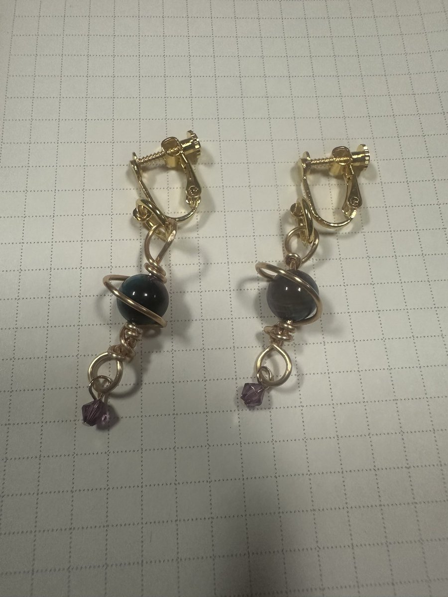yumena_22's tweet photo. 今日作った惑星っぽいイヤリングたちです( *´꒳`*)
天然石ビーズ、ギャラクシータイガーアイ(染色)とタイガーアイ(染色紫)とタイガーアイ(染色青)を使って作ったよ( *´꒳`*) https://t.co/LYJ8d9RJqj
