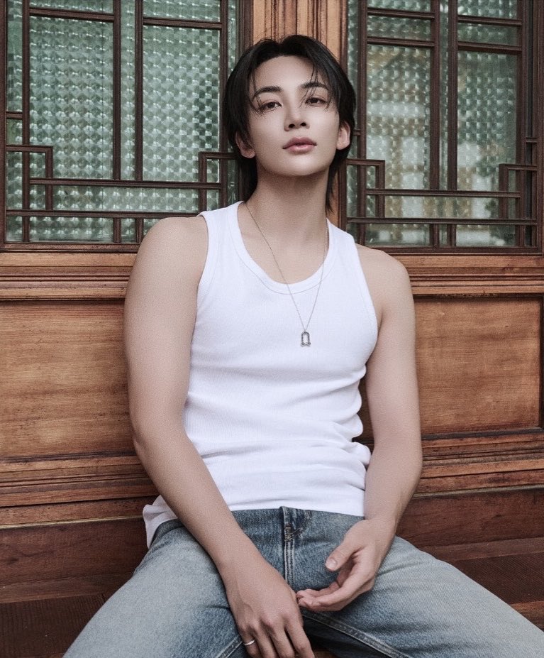 cortisteen's tweet photo. the difference between 2024 and 2026 jeonghan is crazy 😵‍💫 https://t.co/S9ILLHsk0I