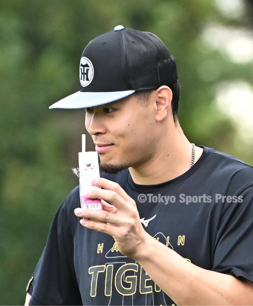 tospophoto's tweet photo. 【プロ野球】2026/09/22
ヤクルト × #阪神 

「いちごオレ」と #佐藤輝明 

#阪神タイガース #tigers https://t.co/3PjaT0IPma