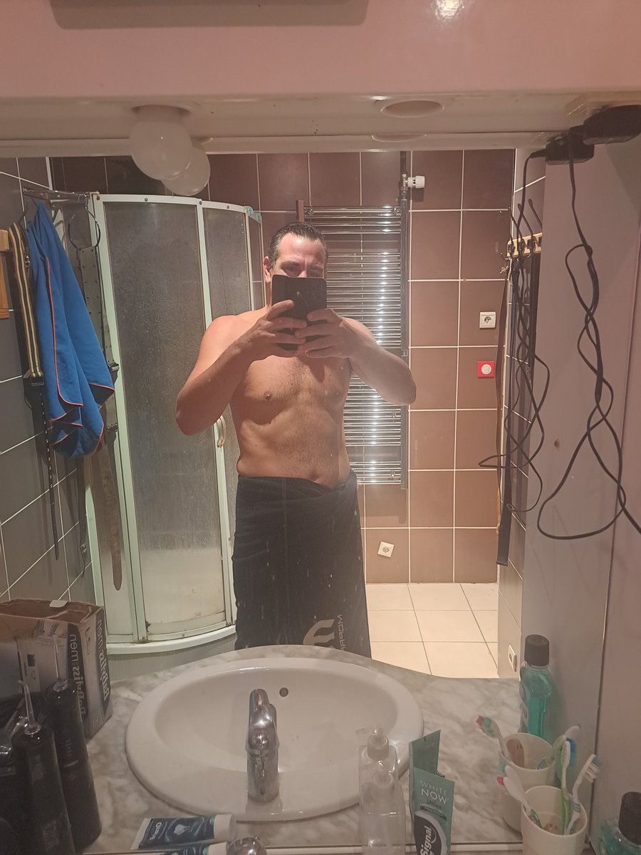 Kam110880's tweet photo. Bonjour, passez un excellent et trรจs beau #mardimiroir #NY44 #Y44 #NGY44 @JBambassadeur qui vient m'aider ร m'essuyer ๐๐๐ https://t.co/L0wwEfMZop