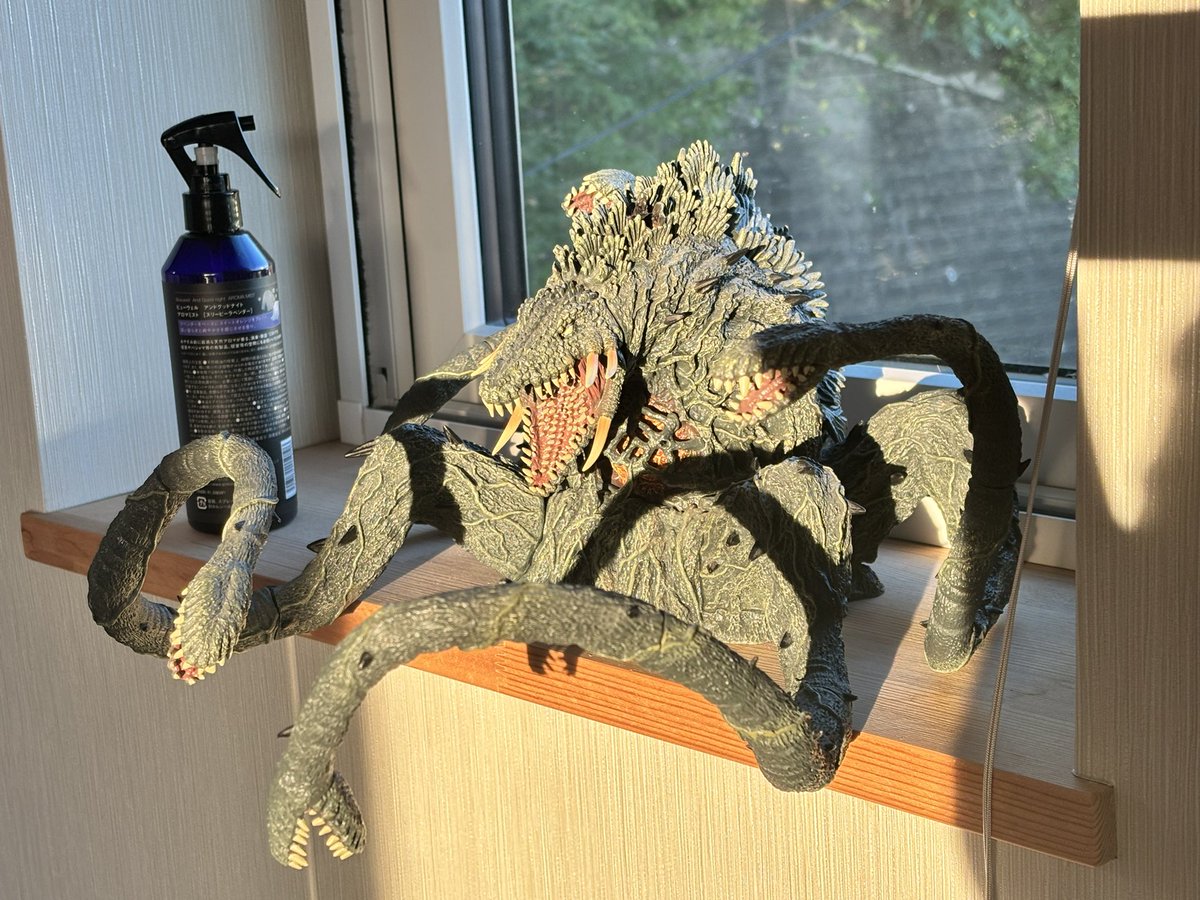 happa_299's tweet photo. 部屋がオタクグッズばかりでレイアウトのメリハリに欠けると思い観葉植物を導入しました
目指すはオシャレ系。まずは小さな1歩から始めようと思います https://t.co/dCp8x8Y1mv