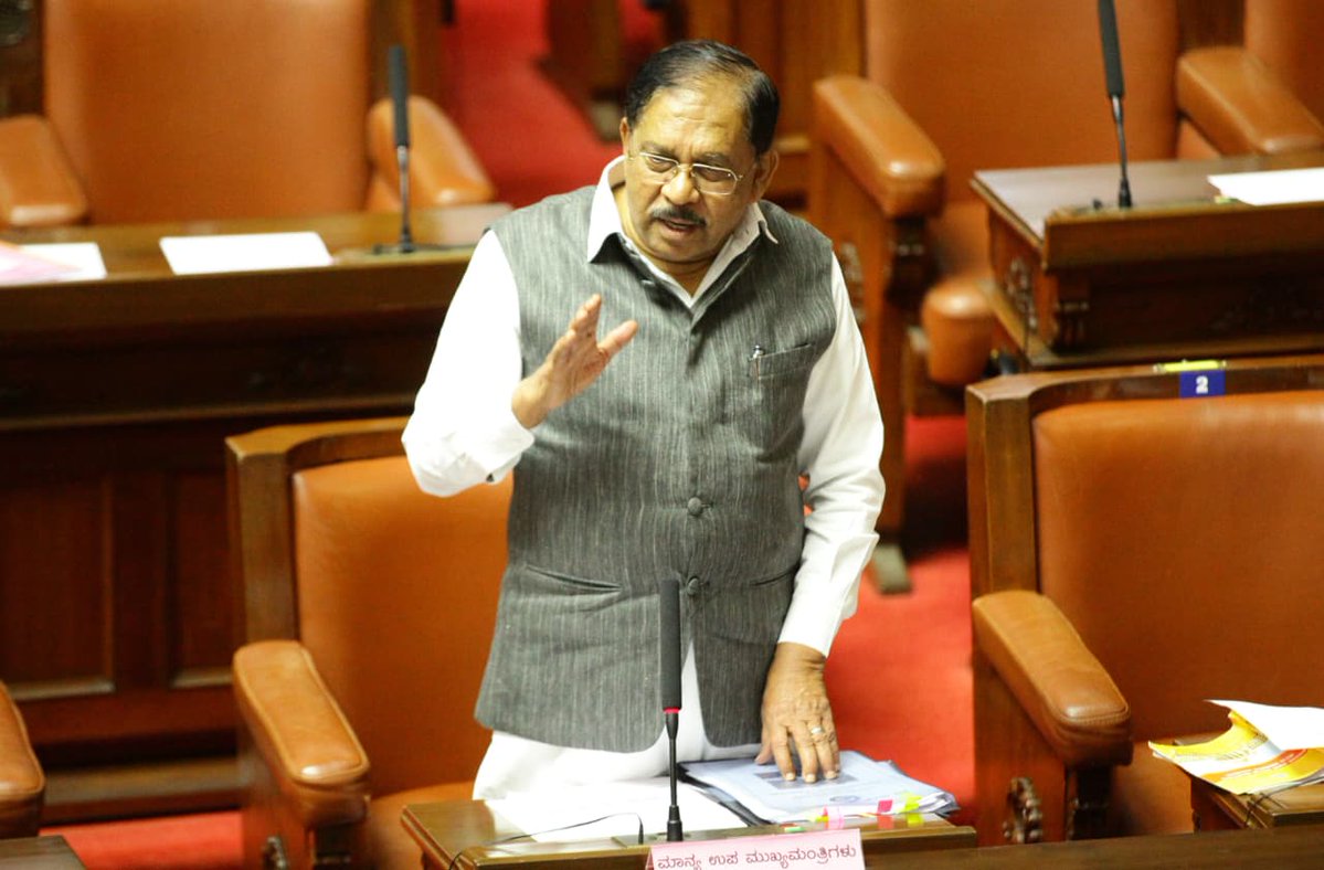 DrParameshwara's tweet photo. ಕಸ್ತೂರಿ ರಂಗನ್ ವರದಿ ಹಾಗೂ ರಾಜ್ಯದಲ್ಲಿ ಉಂಟಾಗಿರುವ ಗಂಭೀರ ಬರ ಪರಿಸ್ಥಿತಿಯ ಕುರಿತು ವಿಧಾನಮಂಡಲದಲ್ಲಿ ಪಕ್ಷಾತೀತವಾಗಿ ಸಮಗ್ರ ��ರ್ಚೆ ನಡೆಸಿ, ರಾಜ್ಯದ ಹಿತಾಸಕ್ತಿಗೆ ಪೂರಕವಾದ ಒಮ್ಮತದ ನಿರ್ಣಯ ಕೈಗೊಳ್ಳಬೇಕಿದೆ. 

ಕಸ್ತೂರಿ ರಂಗನ್ ವರದಿಯ 7ನೇ ಕರಡು ಪ್ರತಿಗೆ ಸಂಬಂಧಿಸಿದಂತೆ ರಾಜ್ಯ ಸರ್ಕಾರವು ನಿಗದಿತ ಅವಧಿಯೊಳಗೆ ತನ್ನ ಅಭಿಪ್ರಾಯವನ್ನು ಕೇಂದ್ರ ಸರ್ಕಾರಕ್ಕೆ ತಿಳಿಸಬೇಕಿದೆ. ಸರ್ಕಾರದ ಅಭಿಪ್ರಾಯವನ್ನಷ್ಟೇ ಏಕಪಕ್ಷೀಯವಾಗಿ ಸಲ್ಲಿಸುವ ಬದಲು, ಸದನದಲ್ಲಿ ಆಡಳಿತ ಮತ್ತು ವಿರೋಧ ಪಕ್ಷಗಳ ಸದಸ್ಯರು ಮುಕ್ತವಾಗಿ ಚರ್ಚಿಸಿ, ರಾಜ್ಯದ ಹಿತದೃಷ್ಟಿಯಿಂದ ಒಮ್ಮತದ ನಿಲುವನ್ನು ಕೇಂದ್ರಕ್ಕೆ ತಿಳಿಸುವು��ು ಸೂಕ್ತ ಎಂಬ ಉದ್ದೇಶದಿಂದ ಈ ವಿಷಯವನ್ನು ಚರ್ಚೆಗೆ ತೆಗೆದುಕೊಳ್ಳಲಾಗಿದೆ.

ರಾಜ್ಯಾದ್ಯಂತ ಗಂಭೀರ ಬರ ಪರಿಸ್ಥಿತಿ : ರಾಜ್ಯದಲ್ಲಿ ಈ ಬಾರಿ ಬರ ಪರಿಸ್ಥಿತಿ ಅತ್ಯಂತ ಗಂಭೀರವಾಗಿದೆ. ಇದು ಕೆಲವೇ ತಾಲೂಕುಗಳಿಗೆ ಸೀಮಿತವಾಗಿಲ್ಲ. ರಾಜ್ಯದ ಬಹುತೇಕ ಭಾಗಗಳಲ್ಲಿ ಮಳೆಯ ತೀವ್ರ ಕೊರತೆ ಕಂಡುಬಂದಿದ್ದು, ಕೃಷಿ ಚಟುವಟಿಕೆ ಮತ್ತು ರೈತರ ಬದುಕಿನ ಮೇಲೆ ಗಂಭೀರ ಪರಿಣಾಮ ಬೀರಿದೆ.

ಹಿಂದಿನ ತೀವ್ರ ಬರ ಪರಿಸ್ಥಿತಿಗಳೊಂದಿಗೆ ಈ ವರ್ಷದ ಅಂಕಿ-ಅಂಶಗಳನ್ನು ಹೋಲಿಕೆ ಮಾಡಲಾಗುತ್ತಿದ್ದು, ಪ್ರಸ್ತುತ ಪರಿಸ್ಥಿತಿಯ ತೀವ್ರತೆಯನ್ನು ಸರ್ಕಾರ ಗಂಭೀರವಾಗಿ ಪರಿಗಣಿಸಿದೆ. ಪೆಸಿಫಿಕ್ ಸಾಗರದ ಮೇಲ್ಮೈ ನೀರಿನ ತಾಪಮಾನ ಹೆಚ್ಚಳದಿಂದ ��ಂಟಾಗುವ ಎಲ್ ನಿನೋ ಪ್ರಕ್ರಿಯೆಯೂ ಮಳೆ ಕೊರತೆಗೆ ಕಾರಣವಾಗಿದ್ದು, ಈ ಬಾರಿ ಅದರ ತೀವ್ರತೆ ಹೆಚ್ಚಿದೆ.

ರಾಜ್ಯದಲ್ಲಿ ವಾಡಿಕೆಯಂತೆ ಸುಮಾರು 852 ಮಿ.ಮೀ. ಮಳೆಯಾಗಬೇಕಿತ್ತು, ಆದರೆ 642 ಮಿ.ಮೀ. ಮಳೆಯಷ್ಟೇ ದಾಖಲಾಗಿದೆ. ಜೂನ್‌ನಿಂದ ಸೆಪ್ಟೆಂಬರ್ 26ರ ವರೆಗಿನ ಅವಧಿಯಲ್ಲಿ ವಿವಿಧ ಪ್ರದೇಶಗಳಲ್ಲಿ ತೀವ್ರ ಮಳೆ ಕೊರತೆ ಉಂಟಾಗಿದೆ.

ರಾಜ್ಯದ ಸರಾಸರಿ ಮಳೆ ಕೊರತೆ ಶೇ.36ರಷ್ಟಿದ್ದು, ದಕ್ಷಿಣ ಒಳನಾಡಿನಲ್ಲಿ ಶೇ.46, ಉತ್ತರ ಒಳನಾಡಿನಲ್ಲಿ ಶೇ.44, ಮಲೆನಾಡಿನಲ್ಲಿ ಶೇ.38 ಹಾಗೂ ಕರಾವಳಿ ಭಾಗದಲ್ಲಿ ��ೇ.28ರಷ್ಟು ಮಳೆ ಕೊರತೆ ದಾಖಲಾಗಿದೆ.

ಮಳೆ ಆರಂಭವಾದ ಸಂದರ್ಭದಲ್ಲಿ ರೈತರು ಬಿತ್ತನೆ ಕೈಗೊಂಡಿದ್ದರು. ಆದರೆ ಕೆಲವೇ ದಿನಗಳಲ್ಲಿ ಮಳೆ ಕೈಕೊಟ್ಟ ಪರಿಣಾಮ ಮೊಳಕೆಯೊಡೆದ ಬೆಳೆಗಳು ಒಣಗಿವೆ. ನಂತರ ಮಳೆಯಾದಾಗ ಎರಡನೇ ಬಾರಿ ಬಿತ್ತನೆ ಮಾಡಿದ ಬೆಳೆಗಳಿಗೂ ಹಾನಿಯಾಗಿದೆ. ಹಲವು ಪ್ರದೇಶಗಳಲ್ಲಿ ಬೆಳೆ ಹಾನಿ ತೀವ್ರವಾಗಿದ್ದು, ರೈತರು ಸಂಕಷ್ಟಕ್ಕೆ ಸಿಲುಕಿದ್ದಾರೆ.

177 ತಾಲೂಕುಗಳು ಬರಪೀಡಿತ ಪಟ್ಟಿಗೆ : ಕೇಂದ್ರ ಸರ್ಕಾರವು 2020ರಲ್ಲಿ ರೂಪಿಸಿರುವ ಬರ ಘೋಷಣೆಯ ಮಾರ್ಗಸೂಚಿಗಳ ಪ್ರಕಾರ��ೇ ತಾಲೂಕುಗಳನ್ನು ಬರಪೀಡಿತ ಎಂದು ಘೋಷಿಸಬೇಕಾಗುತ್ತದೆ. ಆ ಮಾನದಂಡಗಳನ್ನು ಅನುಸರಿಸಿ ಮೊದಲ ಹಂತದಲ್ಲಿ 101 ತಾಲೂಕುಗಳನ್ನು ಬರಪೀಡಿತ ಎಂದು ಘೋಷಿಸಲಾಗಿತ್ತು. ನಿರಂತರ ಪರಿಶೀಲನೆಯ ಬಳಿಕ ಮತ್ತೂ 23 ತಾಲೂಕುಗಳನ್ನು ಸೇರ್ಪಡೆ ಮಾಡಲಾಗಿದ್ದು, ಇದೀಗ ಮತ್ತೆ 53 ತಾಲೂಕುಗಳನ್ನು ಪಟ್ಟಿಗೆ ಸೇರಿಸಲಾಗುತ್ತಿದೆ. ಇದರೊಂದಿಗೆ ಒಟ್ಟು 177 ತಾಲೂಕುಗಳು ಬರಪೀಡಿತ ಪ್ರದೇಶಗಳಾಗಿ ಘೋಷಣೆಯಾಗಲಿವೆ. 

ಇಷ್ಟಕ್ಕೇ ಪ್ರಕ್ರಿಯೆ ಮುಗಿಯುವುದಿಲ್ಲ. ನೆಲಮಟ್ಟದ ಪರಿಸ್ಥಿತಿ, ಮಳೆ ಕೊರತೆ, ಬೆಳೆ ಹಾನಿ ಸೇರಿದಂತೆ ನಿಗದಿತ ಮಾನದಂಡಗಳ ಆಧಾರದಲ್ಲಿ ನಿರಂತರ ಮೌಲ್ಯಮಾಪನ ನಡೆಸಲಾಗುವುದು. ಮುಂದಿನ ಹಂತದಲ್ಲಿ ಮತ್ತಷ್ಟು ತಾಲೂಕುಗಳು ಪಟ್ಟಿಗೆ ಸೇರ್ಪಡೆಯಾಗುವ ಸಾಧ್ಯತೆಯಿದ್ದು, ಬರಪೀಡಿತ ತಾಲೂಕುಗಳ ಸಂಖ್ಯೆ ಸುಮಾರು 200ರವರೆಗೆ ತಲುಪಬಹುದು.

ಕೇಂದ್ರ ಸರ್ಕಾರವೇ ಬರ ಘೋಷಣೆ ಮತ್ತು ಪರಿಹಾರಕ್ಕೆ ಸಂಬಂಧಿಸಿದ ಮಾನದಂಡಗಳನ್ನು ರೂಪಿಸಿರುವುದರಿಂದ, ರಾಜ್ಯ ಸರ್ಕಾರವು ಆ ನಿಯಮಗಳ ಚೌಕಟ್ಟಿನಲ್ಲಿಯೇ ಕ್ರಮ ಕೈಗೊಳ್ಳಬೇಕಾಗಿದೆ. ��ಾನದಂಡಗಳನ್ನು ಮೀರಿ ರಾಜ್ಯದ ಎಲ್ಲ ತಾಲೂಕುಗಳನ್ನು ಏಕಾಏಕಿ ಬರಪೀಡಿತ ಎಂದು ಘೋಷಿಸಿದರೆ ಕೇಂದ್ರದಿಂದ ಪರಿಹಾರ ಪಡೆಯುವ ಪ್ರಕ್ರಿಯೆಗೆ ತೊಡಕು ಉಂಟಾಗಬಹುದು.

ಕೇಂದ್ರ ಸರ್ಕಾರ ರೂಪಿಸಿರುವ ನಿಯಮಗಳ ಪ್ರಕಾರವೇ ನಾವು ನಡೆದುಕೊಳ್ಳುತ್ತಿದ್ದೇವೆ. ಆ ನಿಯಮಗಳಡಿ ರಾಜ್ಯಕ್ಕೆ ದೊರೆಯಬೇಕಾದ ಬರ ಪರಿಹಾರವನ್ನು ಕೇಂದ್ರ ಸರ್ಕಾರ ನೀಡಬೇಕು. ಅದೇ ವೇಳೆ ರಾಜ್ಯ ಸರ್ಕಾರವೂ ತನ್ನ ಜವಾಬ್ದಾರಿಯಿಂದ ಹಿಂದೆ ಸರಿಯದೆ, ಪರಿಸ್ಥಿತಿಯನ್ನು ನಿರಂತರವಾಗಿ ಪರಿಶೀಲಿಸಿ ರೈತರಿಗೆ ಪರಿಹಾ��� ತಲುಪಿಸುವ ಕೆಲಸ ಮಾಡಲಿದೆ.

ಕಸ್ತೂರಿ ರಂಗನ್ ವರದಿ ಮತ್ತು ಬರಗಾಲ ಎರಡೂ ರಾಜ್ಯದ ಹಿತಾಸಕ್ತಿಗೆ ಸಂಬಂಧಿಸಿದ ಮಹತ್ವದ ವಿಷಯಗಳಾಗಿವೆ. ಹೀಗಾಗಿ ಆಡಳಿತ ಮತ್ತು ವಿರೋಧ ಪಕ್ಷಗಳು ಪಕ್ಷಭೇದ ಮರೆತು ಸದನದಲ್ಲಿ ಸಮಗ್ರವಾಗಿ ಚರ್ಚಿಸಿ, ರಾಜ್ಯದ ಹಿತಾಸಕ್ತಿಯನ್ನು ಕಾಪಾಡುವ ನಿಟ್ಟಿನಲ್ಲಿ ಒಗ್ಗಟ್ಟಿನ ನಿಲುವನ್ನು ಕೇಂದ್ರ ಸರ್ಕಾರದ ಮುಂದೆ ಮಂಡಿಸಬೇಕಿದೆ.