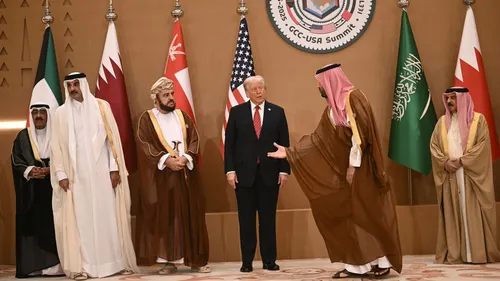 Wirevance's tweet photo. 🇺🇸🇸🇦 Trump meets Gulf leaders in New York as he weighs whether to “annihilate” Iran’s regime. 

They fear being drawn deeper into a war Washington is looking to exit. 

#Iran #GulfLeaders https://t.co/JILHnLkiZk