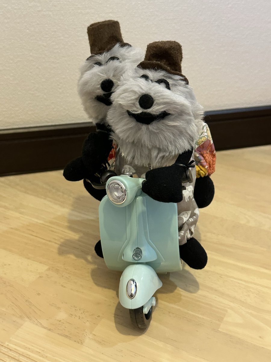 same32_hamisun's tweet photo. バイクが届いたので、ベテラン2人に乗ってもらいました。 https://t.co/VusdYnwk7U