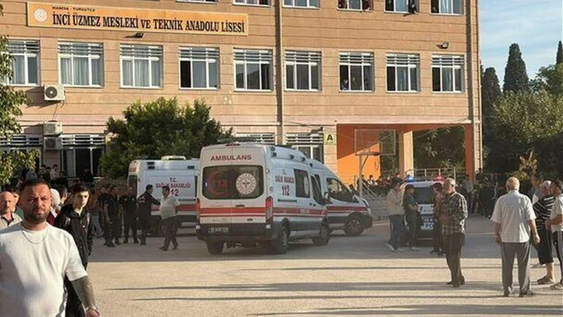 enginaltaychp's tweet photo. Türkiye’nin en önemli meselesi, yavrularımızın can güvenliği ve geleceğidir.

Çocuklarımızın okulda, sokakta, evinde; şiddetten, uyuşturucudan, suçtan ve her türlü yozlaşmadan korunabildiği güvenli bir toplum yaratmak zorundayız.

Bugün Manisa Turgutlu’da bir okulun yakınında yaşanan silahlı saldırı, bu tehlikenin artık çocuklarımızın okul kapısına kadar dayandığını bir kez daha gösterdi. Bu çocuklar başka bir toplumdan gelmiyor. Bizim çocuklarımız. Bu toplumun içinden çıkıyorlar.

Eğitimi bilimin, aklın, sorgulamanın, hukukun ve ortak değerlerin yerine kişisel ve ideolojik dayatmalara bırakırsanız, bunun bedelini canımızla, malımızla ve geleceğimizle öderiz.

Çocuklarımızı kaybetmeden; eğitimi aklın, bilimin, vicdanın ve hukukun merkezine koymak zorundayız.

Çocuklarımızın geleceği, hiçbir siyasi ya da ideolojik hesabın konusu olamaz. 

Yüreklerimizi burkan bu #saldırı da yaralanan yavrularımıza acil şifalar diliyorum.