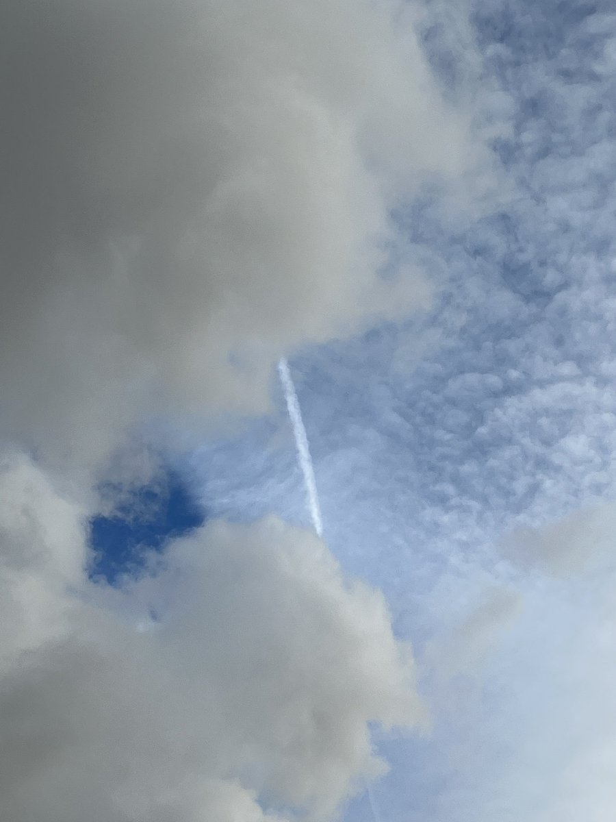 SoHeSun's tweet photo. @le_Parisien Journalisme en France : comploteurs complices.
La geoingenierie existe bel et bien, tout le monde peut constater les épandages, l’assèchement des nuages et la sécheresse qui en découlent, RFK en parle, Elon Musk la soutient, le WEF a fait de l’eau sa nouvelle guerre ! https://t.co/2HTtAWsUNH