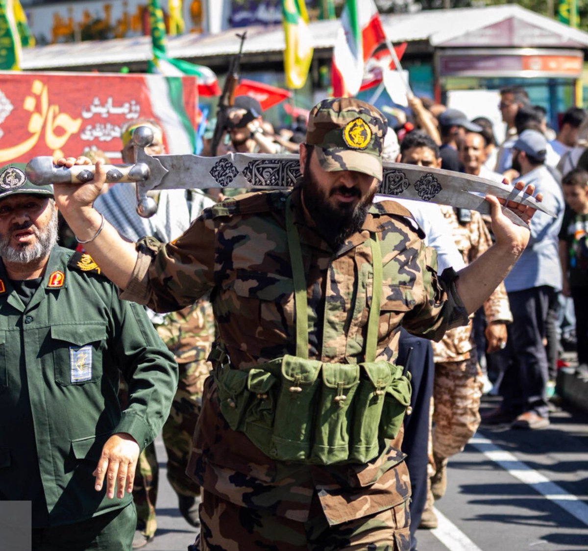sferi9338's tweet photo. همین گوریلی که میبیند داره واسه مردم بی سلاح خط و نشون میکشه ، تو جنگ چهل روزه از ترس کونش زیر پل میخوابید))))) https://t.co/3FOxkBrDeA