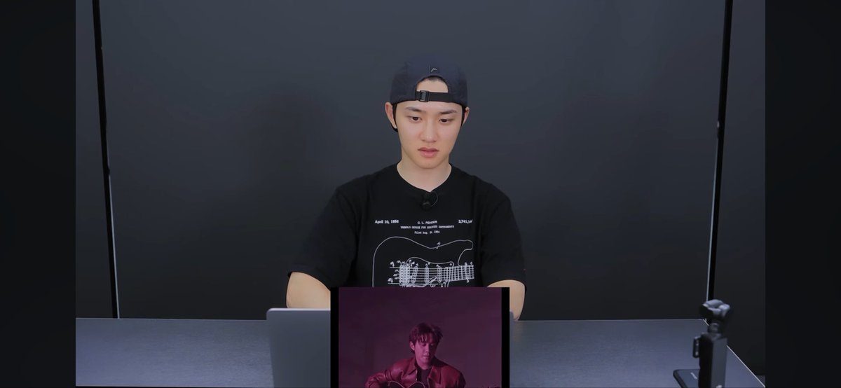 dd__dandelion's tweet photo. Just to clarify, Kyungsoo’s video call fansign was not done at his home. He did the fansign at his agency, BLITZWAY Ent. You can check the background it’s the same place where he did the Guitarist MV reaction. https://t.co/okuvKWIkBl
