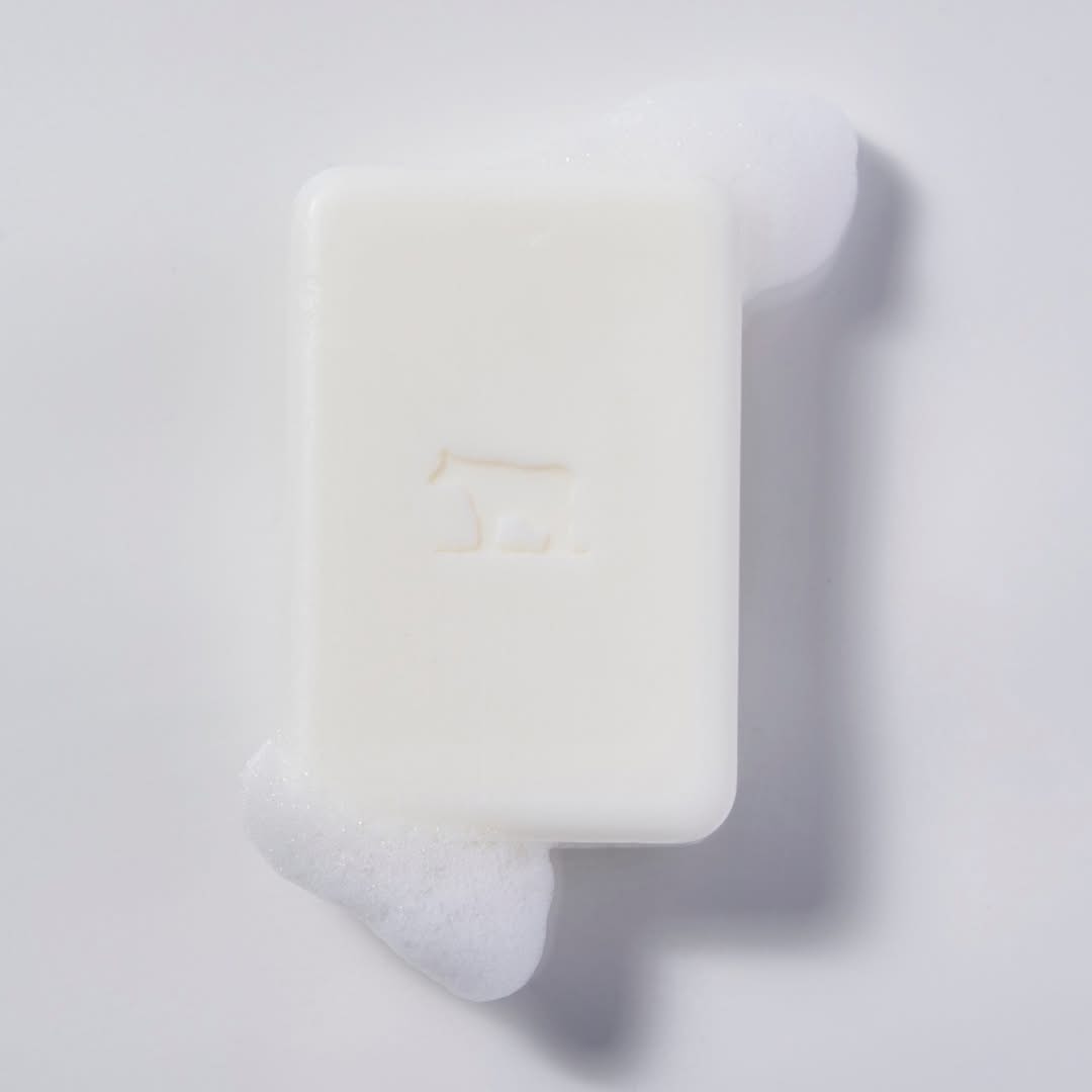 cowakacp's tweet photo. 【AKA バランシングソープ 80g】
ただいま予約受付中📅✨

10月1日（木）EC限定発売の
新しいスキンケアシリーズAKA（アカ）🐄

肌の美肌菌※1に着目した牛乳石鹸が提案する
生態系発想のスキンケアです。

今回ご紹介するのは、
肌の美肌菌※1に着目した洗顔石けん
【AKA バランシングソープ 80g】

---------
牛乳石鹸独自の
美肌づくり素地※2を使用し、
美容保湿成分が溶け込んだクリーミィ泡が、
肌に大切な美肌菌を残しながら、
すこやかな「なめらか美肌」に整えます。
---------

「AKAブランドサイト」をご確認ください！
https://t.co/AHACeDMJkj

※1 誰の肌にも存在し、美肌の鍵である皮ふ常在菌
※2 洗浄成分

#赤箱 #牛乳石鹸  #みんなのAWAYA  #AKA #新商品