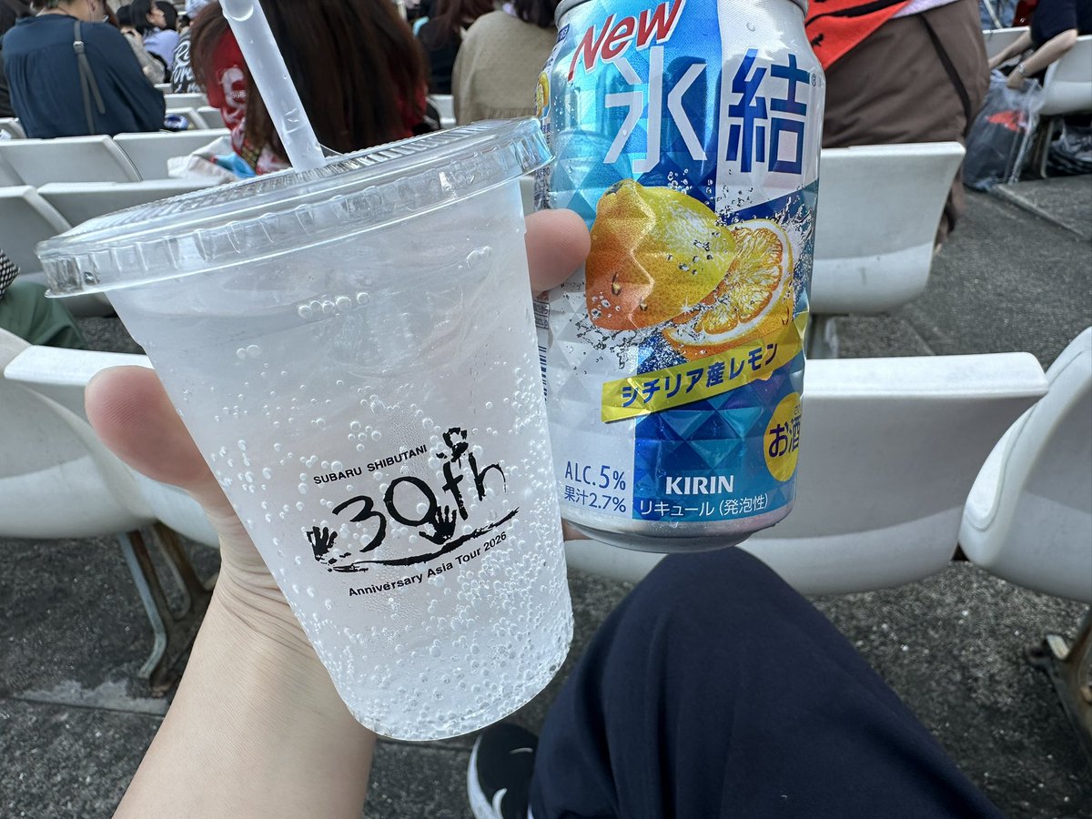 manmaru_ss's tweet photo. サイダー飲み干してカップに氷結注いで再利用してる。大阪城音楽堂初めてやけどドリンク代いるのね。 https://t.co/PwsbonYRrc