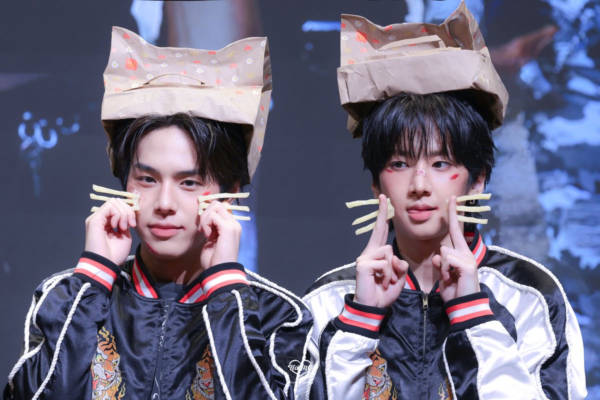 TiaMO__0's tweet photo. 260920 메이크스타    

ㅁㅑ아오 !  ̳^. .^̳ꪆ

 #남성모 #황성빈 #SEONGMO #SEONGBIN #NAMSEONGMO #HWANGSEONGBIN #에투메 #82MAJOR #에이티투메이저 #82메이저 #모여라_요기로 https://t.co/6YeSACrywO