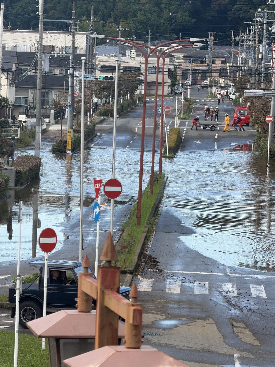 sokuno2's tweet photo. 現時点の佐倉市・高崎川周辺の状況です。駅前および表町を回りました。

高崎川の水位は下がり始めていますが、まだ堤防すれすれの高さです。

表町二丁目など、いまだに水が引いていない地域もあります。現地で伺ったところ、排水ポンプの故障により、排水が進んでいないとのことです。

浸水が続く中、佐倉市の消防・消防団の皆様が懸命に活動しています。さらに、千葉市・市川市などからも救助隊が応援に入り、ボートによる救助活動を続けています。

一方、表町一丁目などでは水が引き始め、自宅の片付けに入っている方々もいます。

隣接する地域でも、状況には大きな差があります。引き続き被害の実態を確認し、国・県・市と連携して、復旧に向けてできることをしっかり進めていきます。