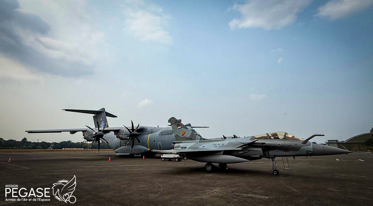 EscadronsChasse's tweet photo. #PEGASE26
Une image symbolique : un Rafale indonésien aux côtés d'un A400M français comme marque d'un partenariat régional en plein développement. https://t.co/yC8Ak2a3kB