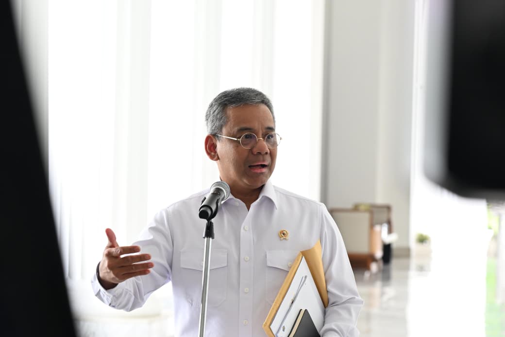 KemensetnegRI's tweet photo. Pemerintah Lunasi Utang Obligasi BLBI Rp218,3 Triliun

Pemerintah telah menuntaskan pembayaran utang obligasi Bantuan Likuiditas Bank Indonesia (BLBI) senilai Rp218,3 triliun kepada Bank Indonesia (BI).

Dalam keterangannya di Istana Merdeka, Jakarta, Selasa (22/09/2026), Menteri Keuangan (Menkeu) Suahasil Nazara menyampaikan bahwa obligasi tersebut diterbitkan pemerintah sebagai bagian dari penanganan krisis ekonomi 1997-1998. Kewajiban tersebut kemudian secara bertahap dibayarkan pemerintah melalui Anggaran Pendapatan dan Belanja Negara (APBN). Pembayaran terakhir dilakukan pada Agustus 2026 menggunakan Penerimaan Negara Bukan Pajak (PNBP) yang berasal dari sisa surplus BI.

Meski kewajiban pemerintah kepada BI telah tuntas, Menkeu menegaskan bahwa hal tersebut tidak menghapus hak negara untuk menagih sisa kewajiban para obligor maupun debitur BLBI yang belum diselesaikan. Presiden Prabowo Subianto, menurutnya, menyambut baik penyelesaian kewajiban tersebut, yang dinilai sebagai bagian penting dari perjalanan panjang Indonesia dalam menangani dampak krisis sekaligus menjadi pembelajaran bagi pengelolaan kebijakan ekonomi nasional.

Sumber: BPMI Setpres

#KemensetnegRI
#RilisPresiden