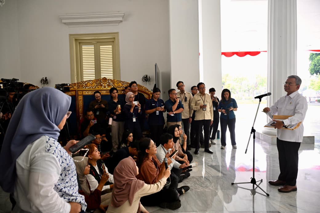 KemensetnegRI's tweet photo. Pemerintah Lunasi Utang Obligasi BLBI Rp218,3 Triliun

Pemerintah telah menuntaskan pembayaran utang obligasi Bantuan Likuiditas Bank Indonesia (BLBI) senilai Rp218,3 triliun kepada Bank Indonesia (BI).

Dalam keterangannya di Istana Merdeka, Jakarta, Selasa (22/09/2026), Menteri Keuangan (Menkeu) Suahasil Nazara menyampaikan bahwa obligasi tersebut diterbitkan pemerintah sebagai bagian dari penanganan krisis ekonomi 1997-1998. Kewajiban tersebut kemudian secara bertahap dibayarkan pemerintah melalui Anggaran Pendapatan dan Belanja Negara (APBN). Pembayaran terakhir dilakukan pada Agustus 2026 menggunakan Penerimaan Negara Bukan Pajak (PNBP) yang berasal dari sisa surplus BI.

Meski kewajiban pemerintah kepada BI telah tuntas, Menkeu menegaskan bahwa hal tersebut tidak menghapus hak negara untuk menagih sisa kewajiban para obligor maupun debitur BLBI yang belum diselesaikan. Presiden Prabowo Subianto, menurutnya, menyambut baik penyelesaian kewajiban tersebut, yang dinilai sebagai bagian penting dari perjalanan panjang Indonesia dalam menangani dampak krisis sekaligus menjadi pembelajaran bagi pengelolaan kebijakan ekonomi nasional.

Sumber: BPMI Setpres

#KemensetnegRI
#RilisPresiden