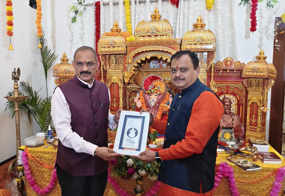 AnilSharma4BJP's tweet photo. आज डॉ. सुरेश चव्हाण जी के निवास पर विराजित विघ्न विनाशक, मंगलमूर्ति भगवान श्री गणेश जी के दर्शन कर विधिवत पूजा-अर्चना की एवं उनका आशीर्वाद प्राप्त किया।
विघ्नहर्ता श्री गणेश जी से सभी के जीवन में सुख, समृद्धि, शांति एवं खुशहाली की मंगलकामना की। 

गणपति बप्पा मोरया! 🌺

#GanpatiBappaMorya #GanpatiMahotsav
#BJPDelhi

@narendramodi @BansuriSwaraj @AmitShah @NitinNabin @BJP4India @gupta_rekha @hdmalhotra @BJP4Delhi