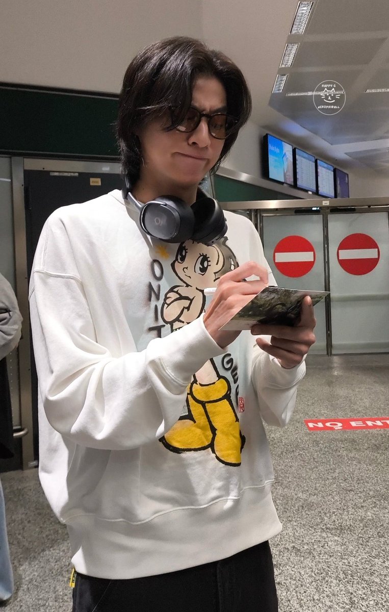 HappyGaruchan's tweet photo. He is the most caring, kindest and nicest person in the world ❤️
His smile is so precious 

GULF SHINES IN MILAN
#OnitsukaTigerSS27xGULF
#OnitsukaTigerSS27
#OnitsukaTiger @OnitsukaTiger
#GulfKanawut @gulfkanawut https://t.co/9BorMpRkii