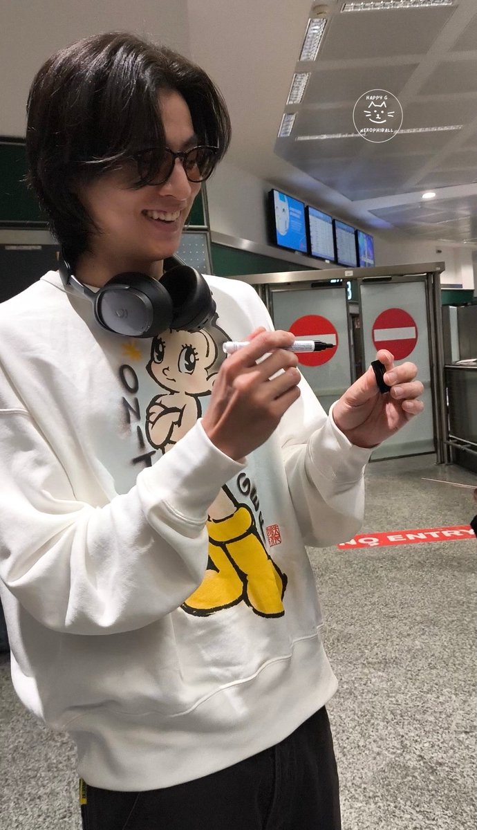HappyGaruchan's tweet photo. He is the most caring, kindest and nicest person in the world ❤️
His smile is so precious 

GULF SHINES IN MILAN
#OnitsukaTigerSS27xGULF
#OnitsukaTigerSS27
#OnitsukaTiger @OnitsukaTiger
#GulfKanawut @gulfkanawut https://t.co/9BorMpRkii