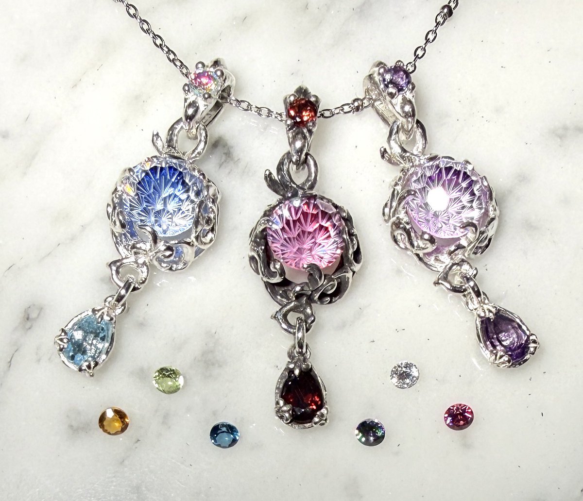 BLUE_ROSE_KIYO's tweet photo. シルバーウィーク✨
後半にBLUE ROSEのプレゼント🎁企画を❗️

今回は、先月に大好評頂き、ご要望も有りましたペンダントを石も選べて1名様に🙇‍♂️

KIYOをフォロー
と
いいね ＆ リポスト
で完了❗️

キラキラ🤩を胸元へ是非（^人^）

超お得な🉐SALEスタートです💎٩( ᐛ )و https://t.co/wWwCd7XOON