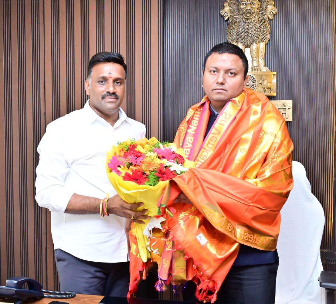 tdpmadhupgr's tweet photo. ఈరోజు అన్నమయ్య జిల్లా కలెక్టర్ శ్రీ నిశాంత్ కుమార్ గారిని పుంగనూరునియోజకవర్గ తెలుగుదేశం పార్టీ ఇంచార్జ్ శ్రీ వై మధుసూదన్ నాయుడు గారు మర్యాదపూర్వకంగాకలిసి నియోజకవర్గంలోని పలు అభివృద్ధి పనులు, ప్రజా సమస్యలు మరియు పెండింగ్ లో ఉన్న సంక్షేమ పథకాల అమలుపై చర్చించారు.
#AnnamayyaDistrict https://t.co/IPZf5vY4n5