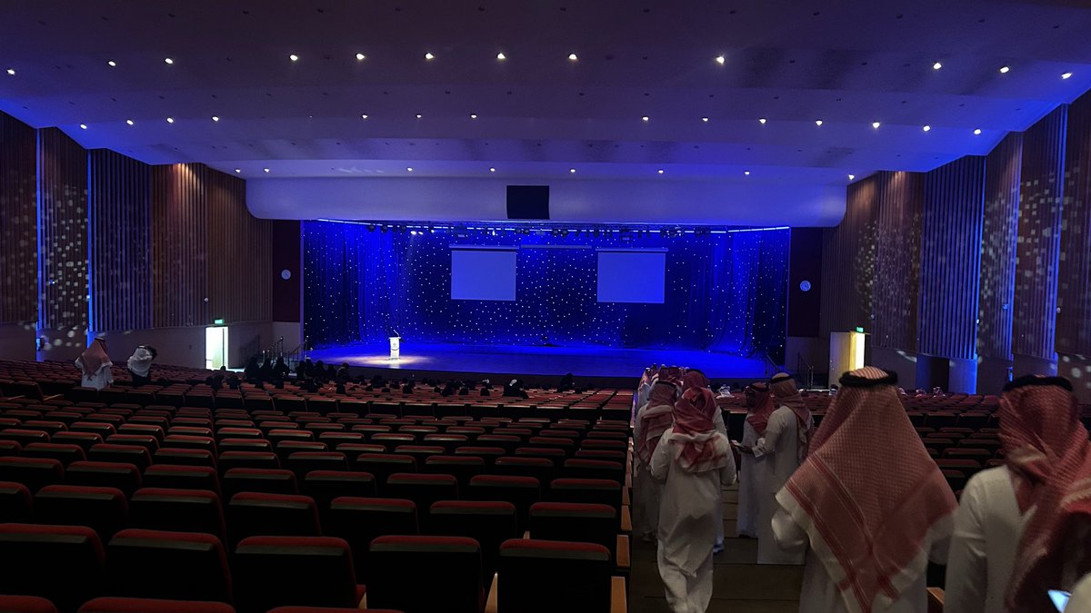 Rq_Mk1's tweet photo. المسرح جامد 🔥🔥 https://t.co/Tz2zsl9bVP