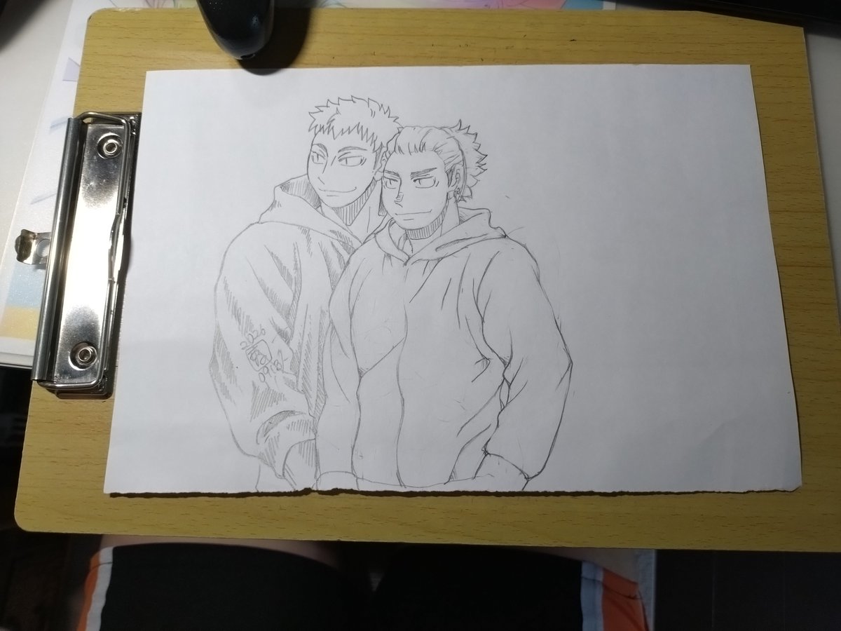 kohnosuke29415's tweet photo. コレはこのまま烏野ジャージになりましたが、別バージョンのパーカーバージョンをようやく再開しまして、余白にたっつぁんを足しました。
別紙に、まっぱからのパーカーたっつぁんを描いて、烏養さんの横にトレース。さて、右側の余白をどうしようかねぇ。
#今日のながら描きwip
#たきうかだもの https://t.co/WdUQWbqxdn