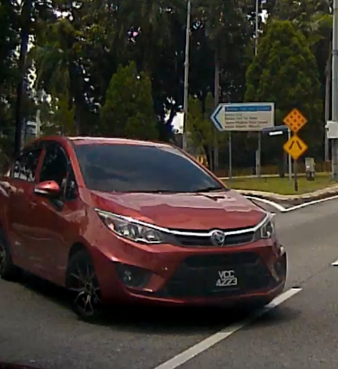 update11111's tweet photo. #Repost @munnheii
• • • • •
VCC4223, Jalan Sultan Azlan Shah, 22/09/2026, 12:10PM. Keluar illegal turn, lepas tu cuba buat illegal turn lagi sampai hampir berlanggar . Dah salah, hampir buat accident, boleh pula middle finger .
#Bodoh
#Bangang https://t.co/4quMKZrrw0