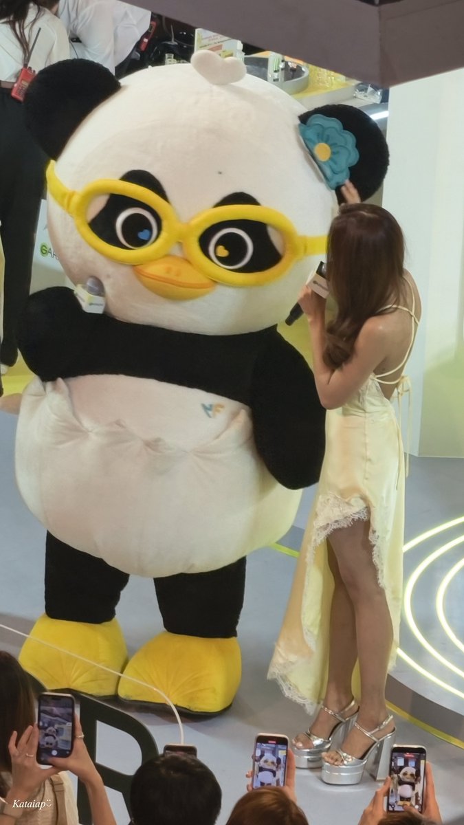 kataimiiii04's tweet photo. ส่งรูปลูน่าไป แม่บอกทำไมเติ้ลยังไม่ไปมิลานอีก ละแม่ก็ส่งอันนี้มา  อ่อเค555555555555555ะะะะะะะะะะะะะะะะะะะะะะะะะะะะะะะะ https://t.co/1vkbkbmnkJ