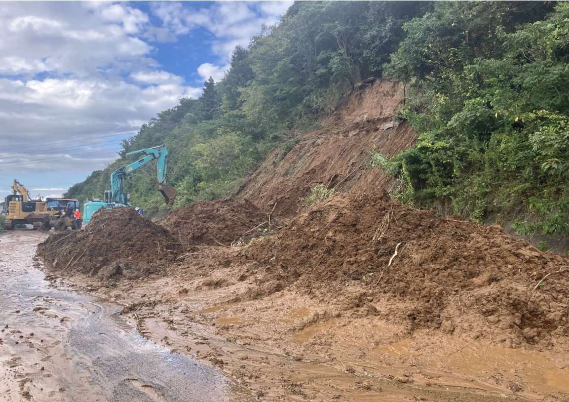 mlit_chibakoku's tweet photo. 通行止めとなっている国道127号（君津市北子安地先）において、館山方面に向かう２車線のうち１車線の規制解除に向け、土砂の撤去作業を鋭意実施しております。引き続き、皆様のご理解とご協力をお願いいたします。
#台風25号 https://t.co/euCfJNBlmL