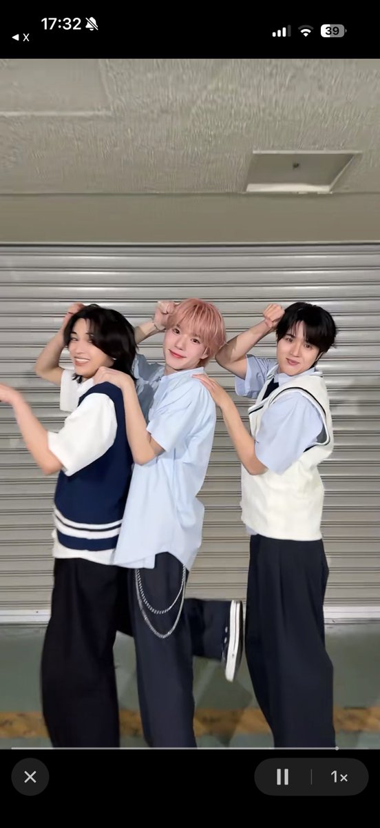 KOTOMET1's tweet photo. こんなに3人で楽しそうに踊ってたのに一瞬推し退勤したの笑った😂
良かった戻ってきて

#小野慶人 https://t.co/KyopcIHI9P