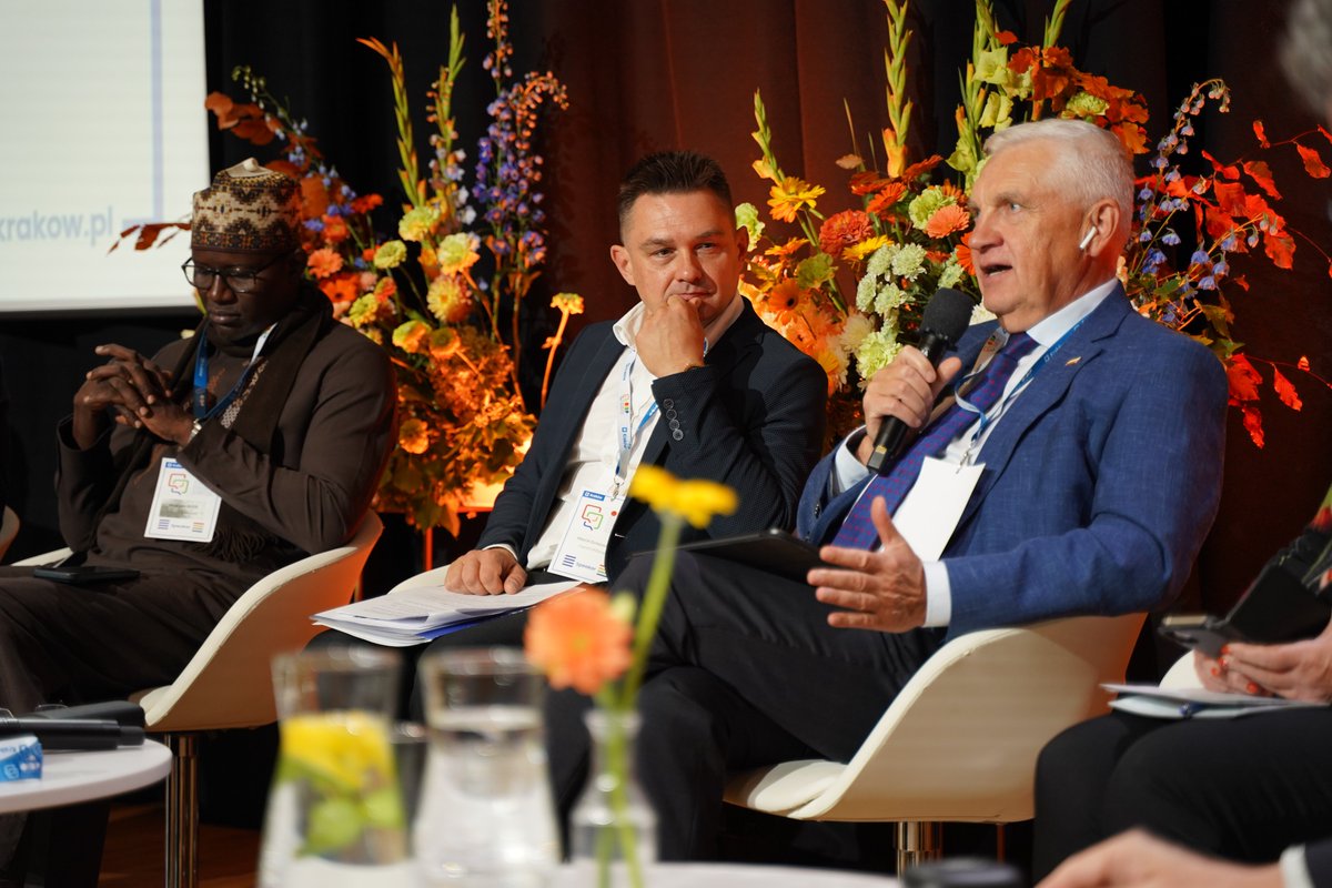 oidp_org's tweet photo. 📍#OIDP25 Plenary Discussion

🙌 Tadeusz Truskolaski, Mayor of Białystok, reflects on how his understanding of participation evolved: from seeing elections as its highest form to embracing participatory budgeting, which many cities introduced before it became mandatory in Poland. https://t.co/knJufeamKZ