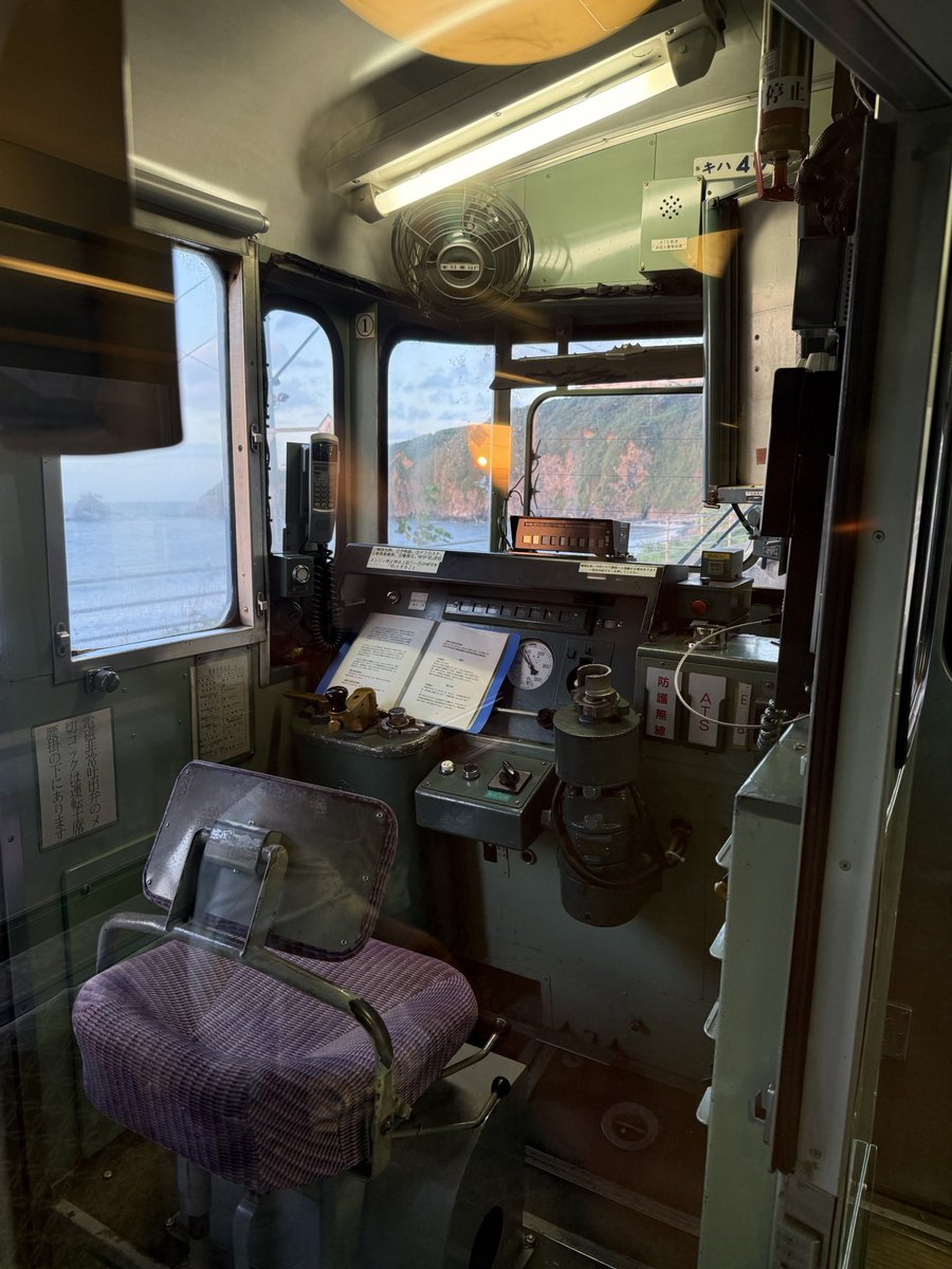 sukeyama201's tweet photo. 運転台を覗くと八戸の名残のようなモケットの椅子でした。
車体はベースの白と裾のダークグレー以外はシールみたいですね。 https://t.co/oJ1zXH175B