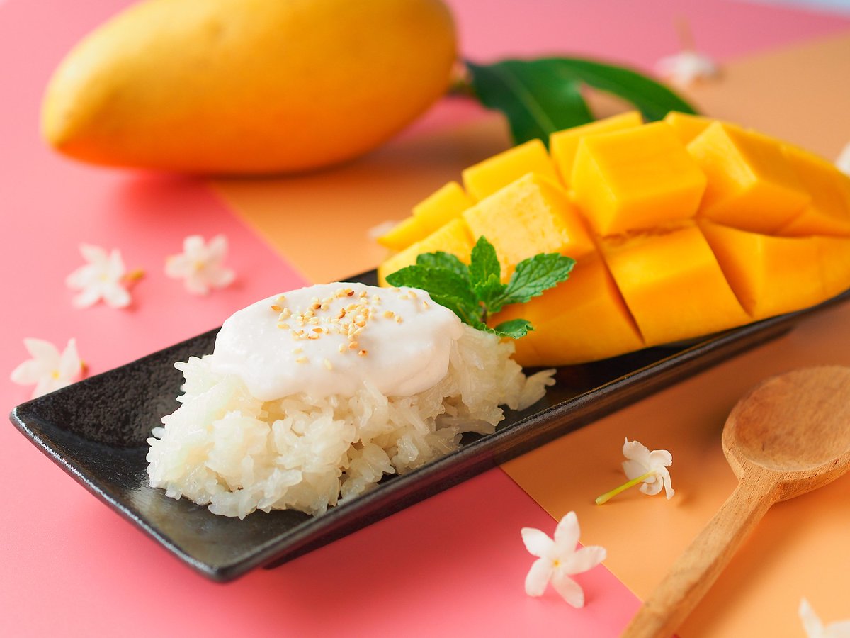 UnCerar6xf8's tweet photo. [Just had a perfect late-night snack: warm mango sticky rice with a drizzle of coconut cream, and the sweet scent is making my whole evening]， https://t.co/n5N9KsycjF